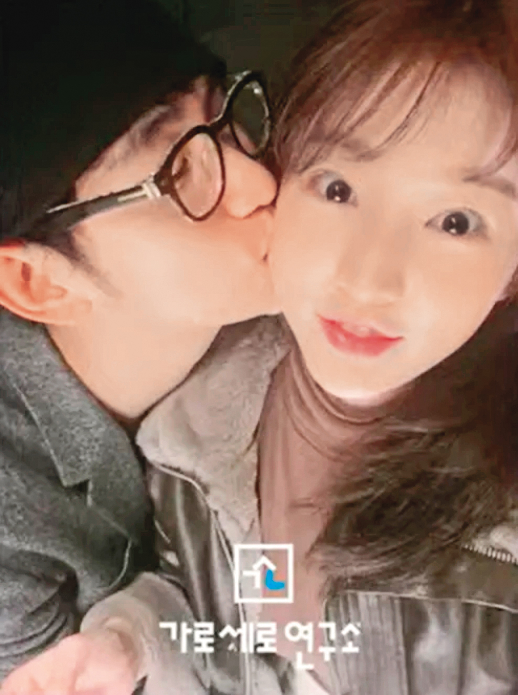 金秀賢（左）與金賽綸（右）被曝光2019年拍的吻頰照，親密動作讓金秀賢無法以「只是普通朋友」做解釋。（翻攝自가로세로연구소YT）