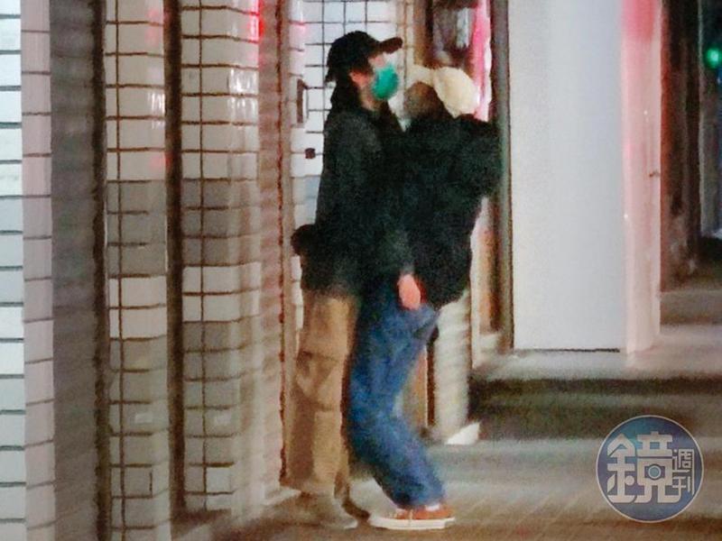 巫建和和林奕嵐在路邊騎樓激情擁抱，女方還下腰頂他。