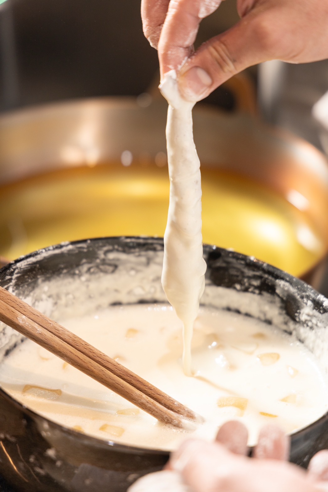 龍富的麵糊以冰水與不含其它粉類的純低筋麵粉調和。