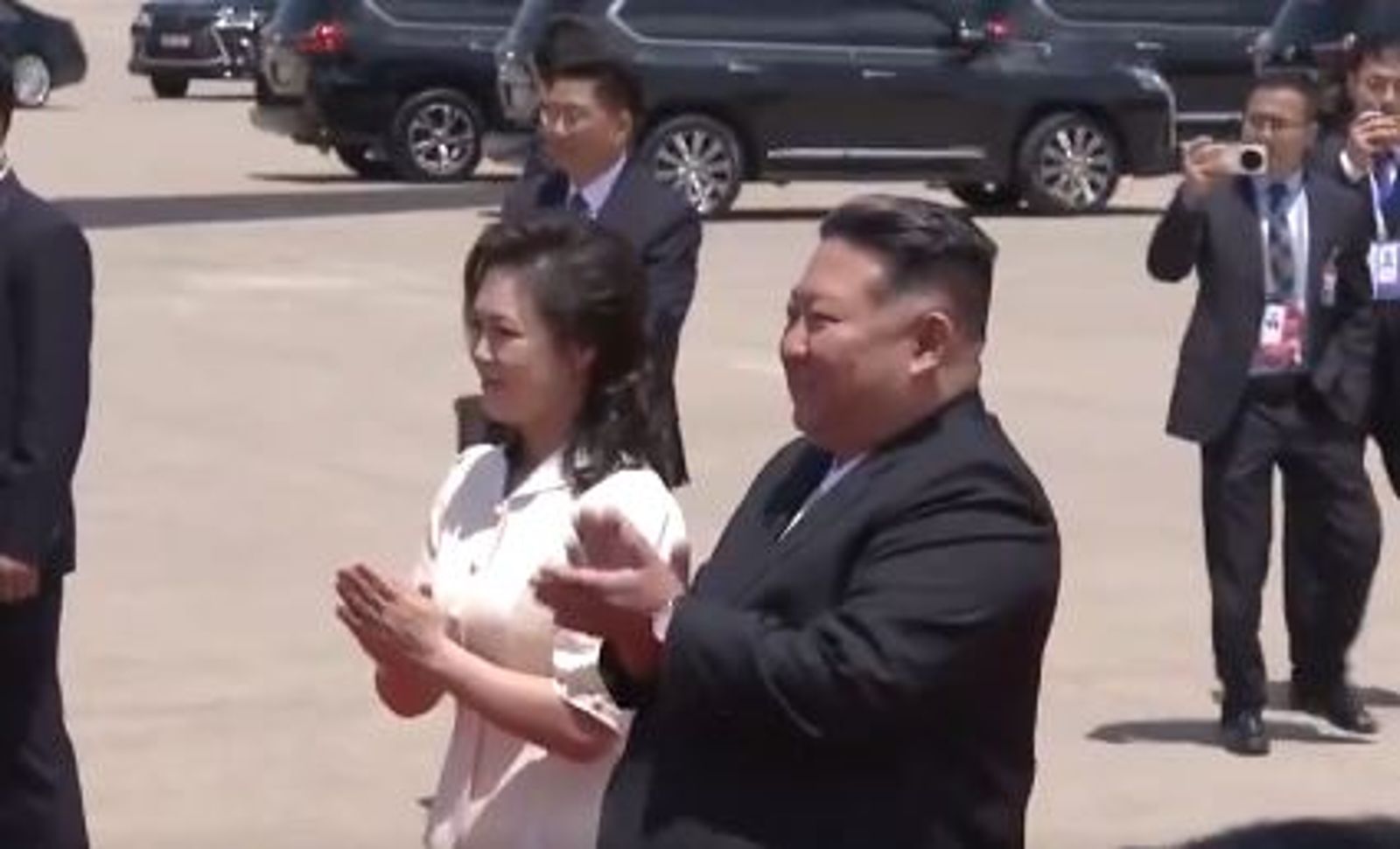 金正恩夫婦親赴機場接機!習近平飛抵平壤 高規格軍禮熱列歡迎