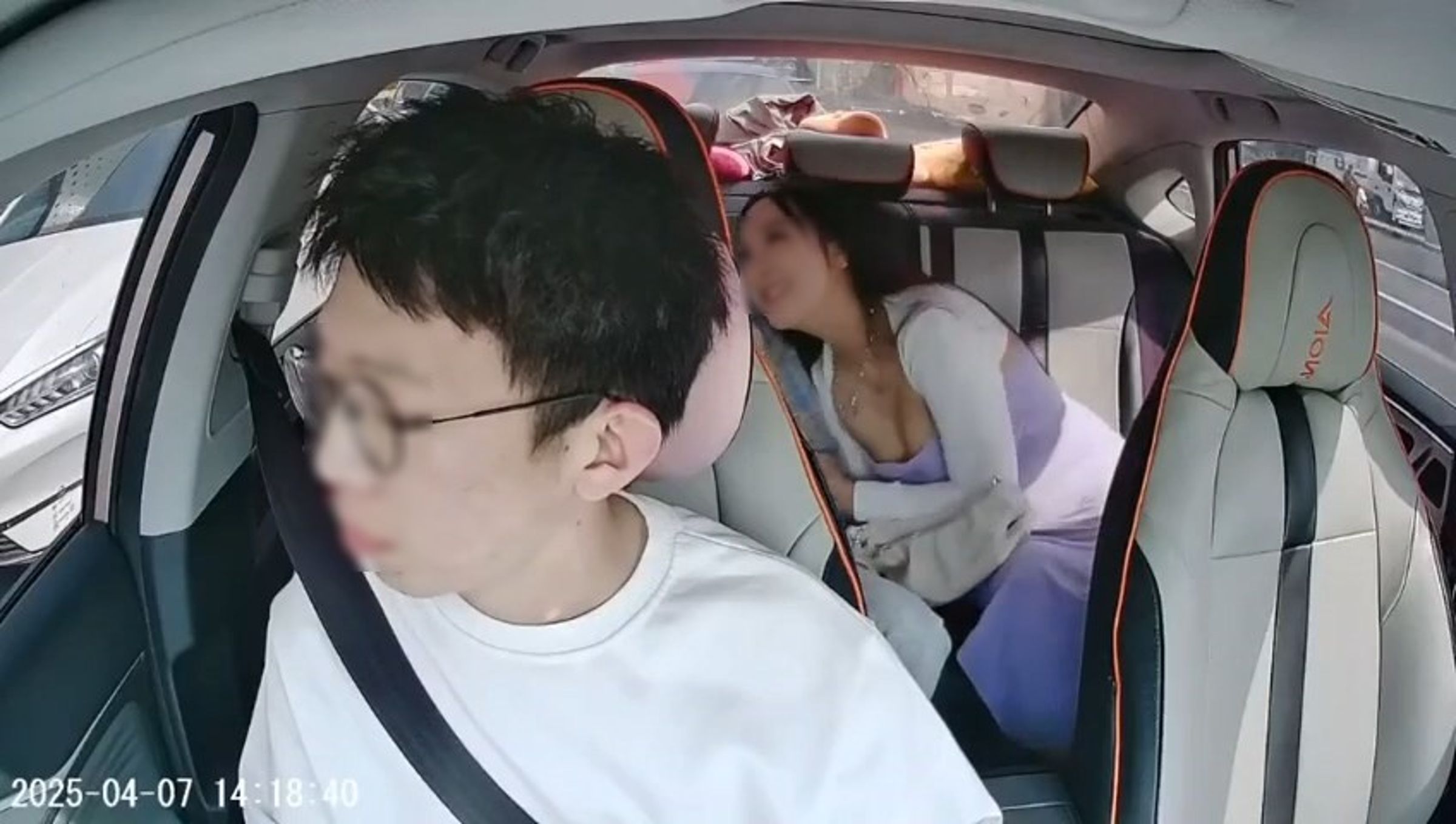 最後妹子甜蜜地依偎在男友肩上。(翻自Reddit)