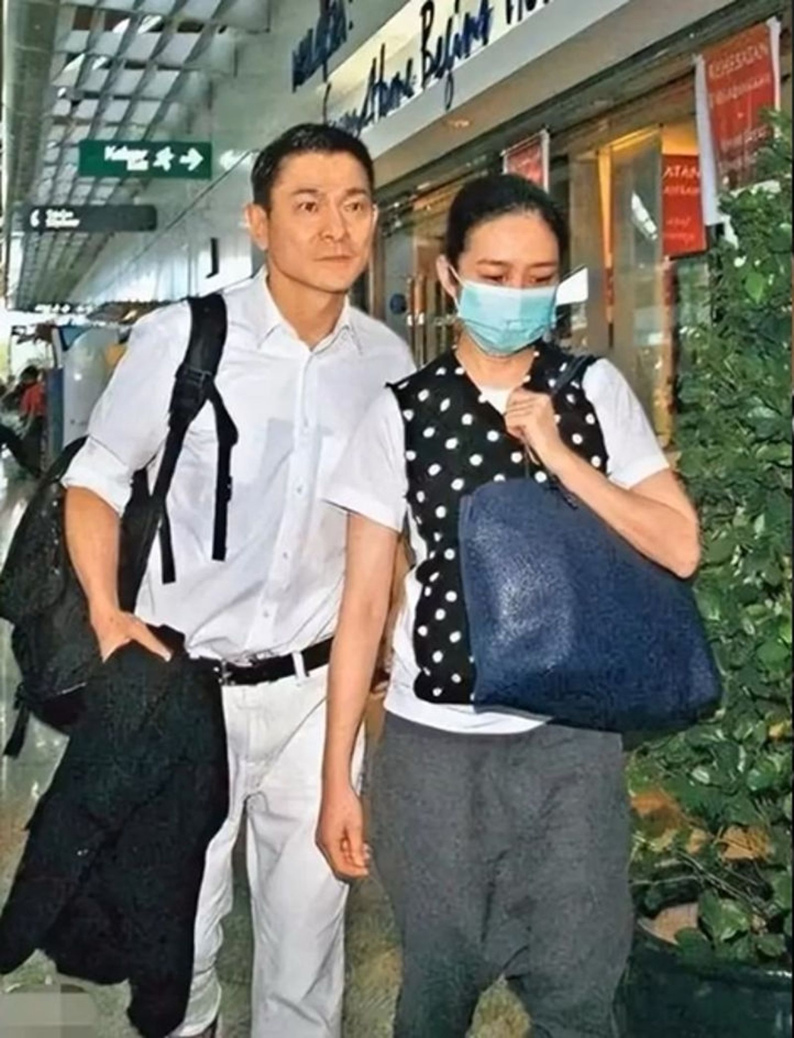 劉德華在泰國拍廣告墜馬受傷，妻子朱麗倩趕赴當地照料。（微博圖片）