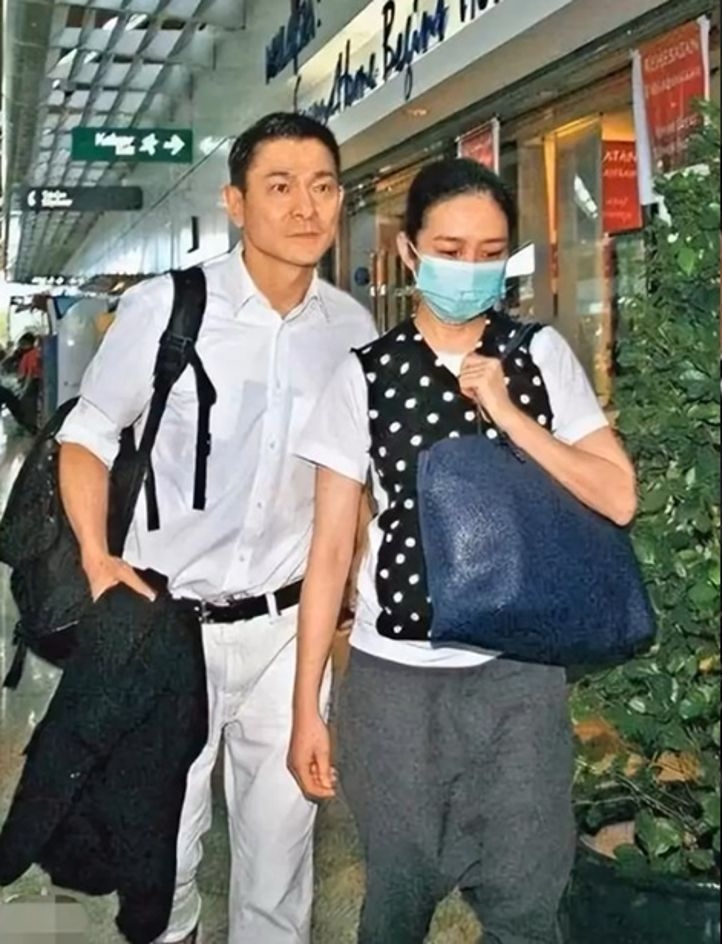 劉德華在泰國拍廣告墜馬受傷，妻子朱麗倩趕赴當地照料。（微博圖片）