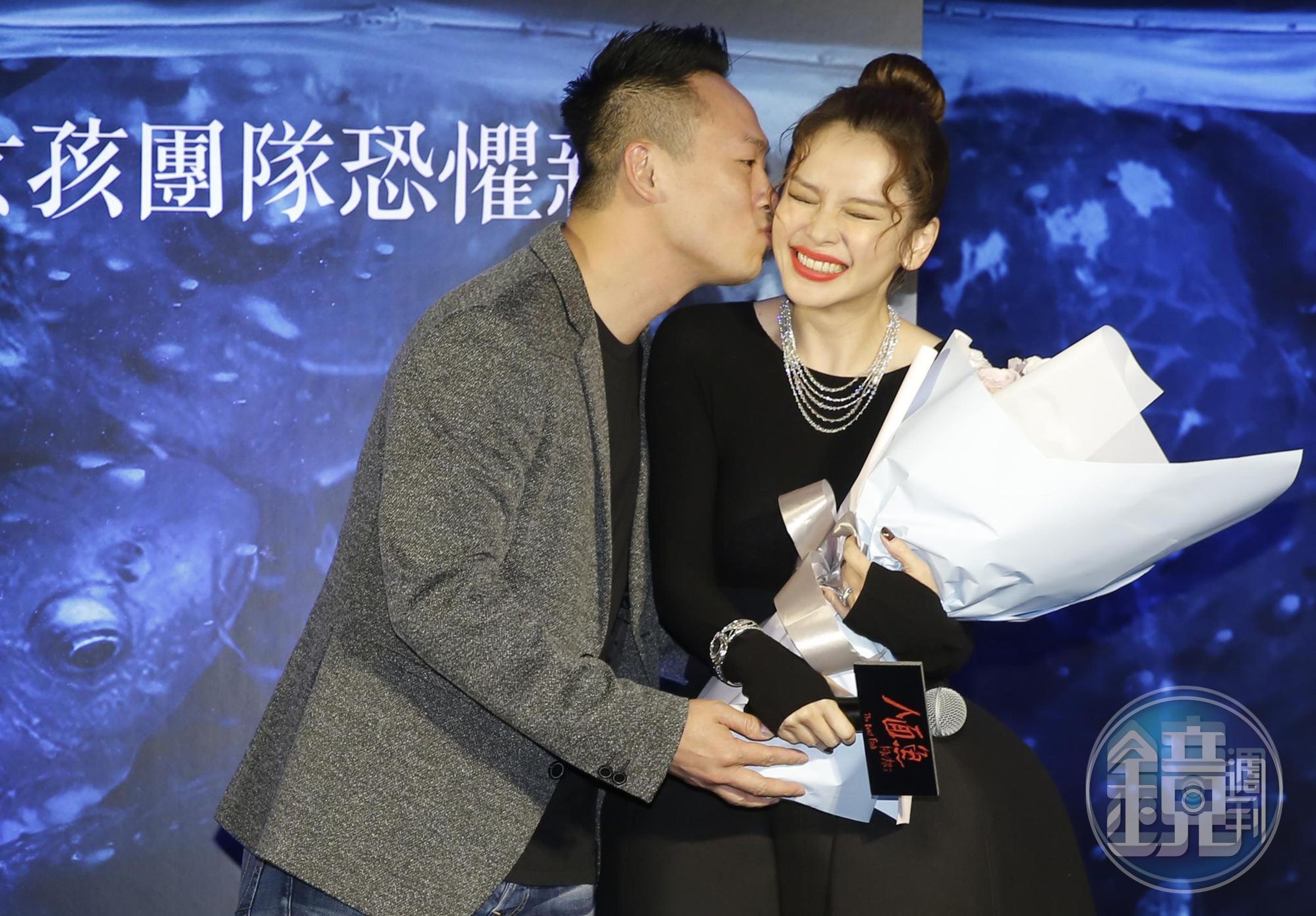 徐若瑄結婚生子後的第一部電影作品《人面魚:紅衣小女孩外傳》上映時,李雲峰專程飛台上台獻花,還被拱公開在老婆臉上下愛的印記。(本刊資料照)