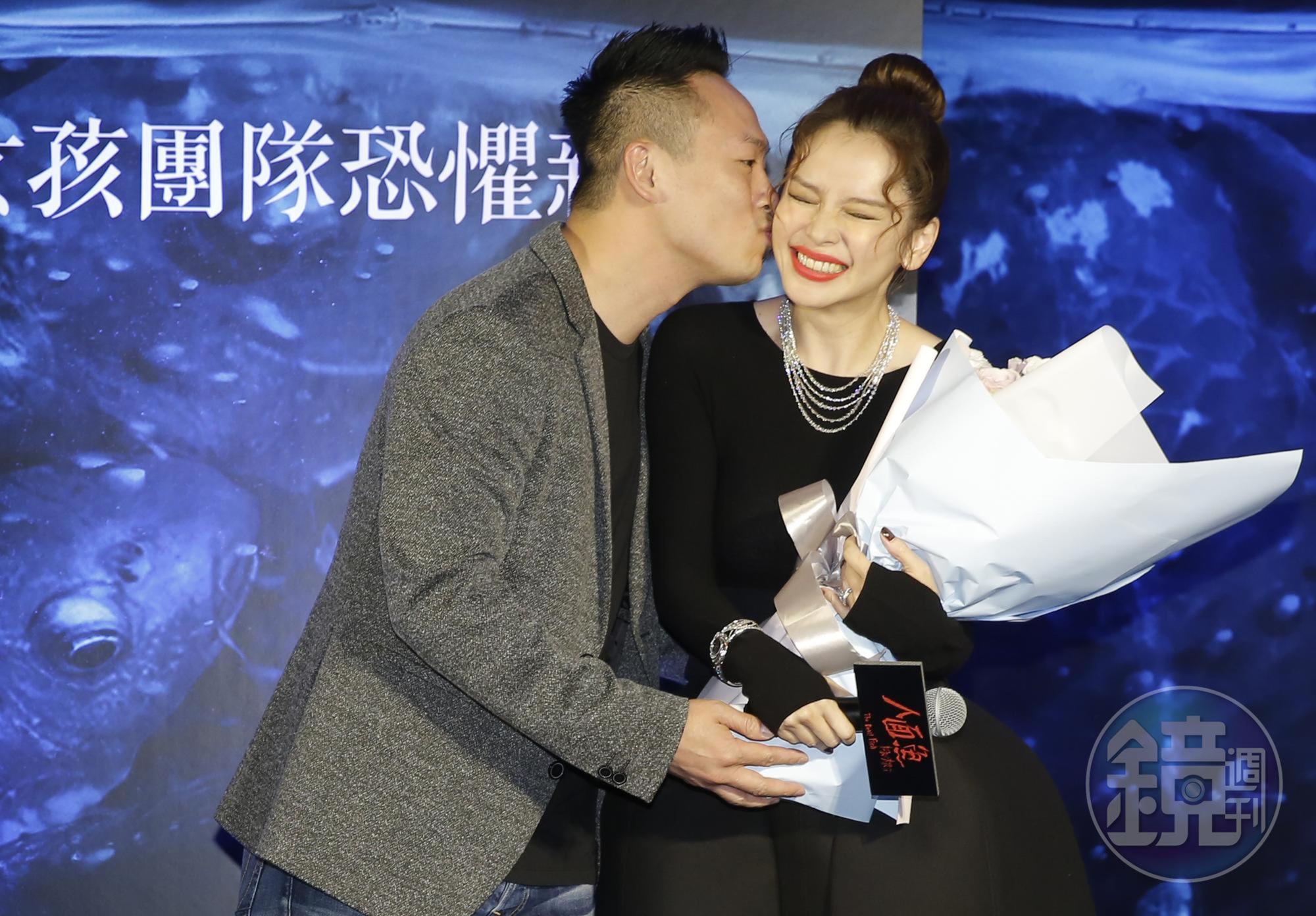 徐若瑄結婚生子後的第一部電影作品《人面魚：紅衣小女孩外傳》上映時，李雲峰專程飛台上台獻花，還被拱公開在老婆臉上下愛的印記。（本刊資料照）