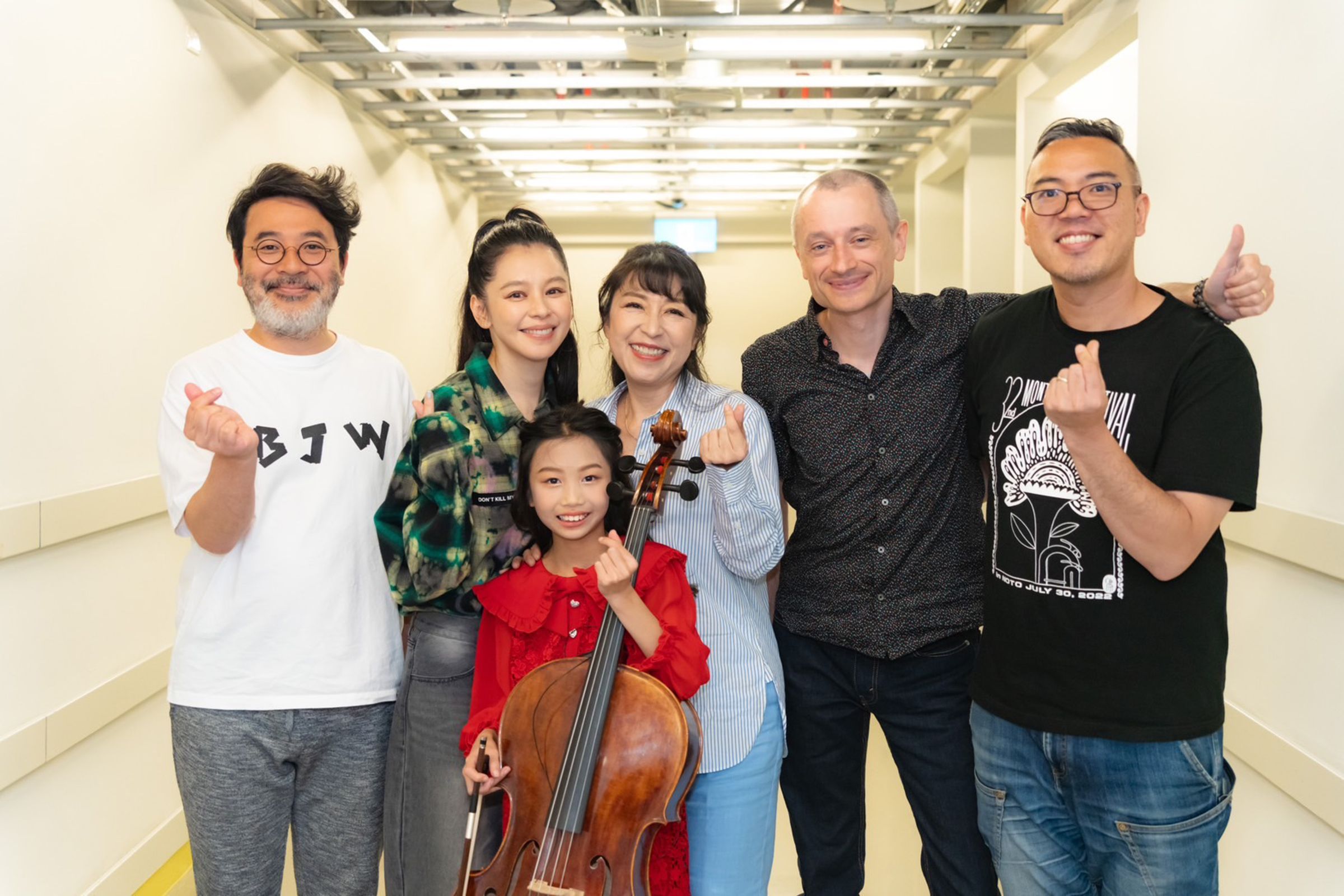 野麗莎、徐若瑄與樂手合照留念。(好滿意音樂提供)
