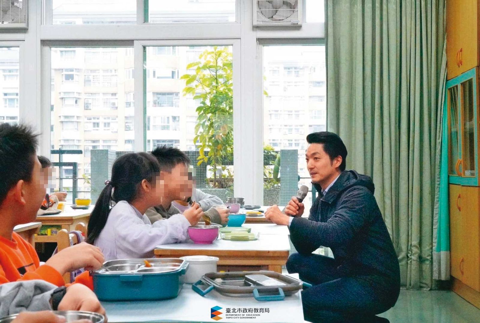台北市2所國小驚爆性醜聞,家長籲市長蔣萬安(右)確保校園安全。圖為蔣萬安至校園參訪,非本案當事學童。(翻攝台北市教育局臉書)