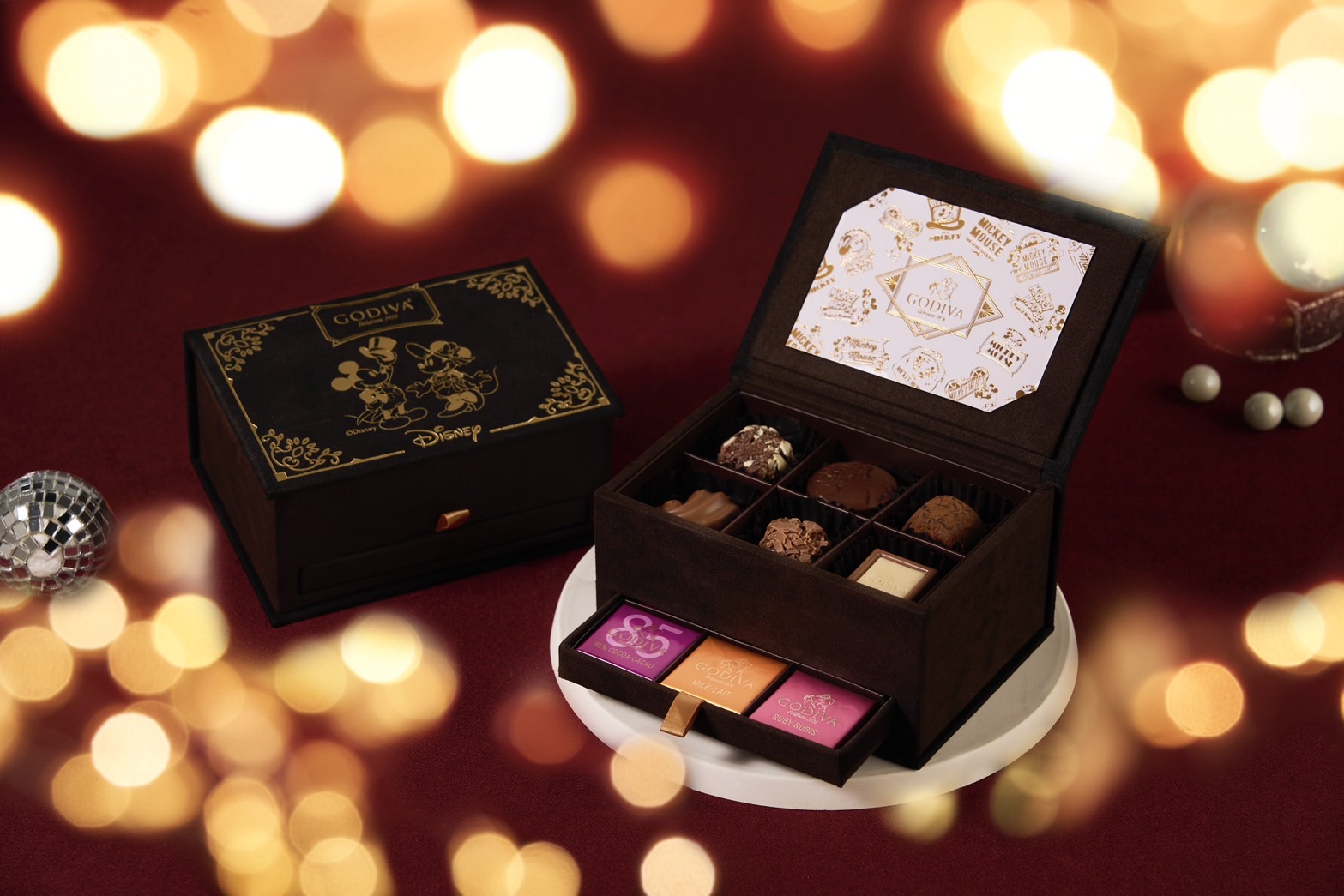「GODIVA 經典米奇造型巧克力禮盒」以高貴精緻的絲絨首飾禮盒呈現，盒面印上燙金米奇魔術師造型圖案。（2,180元／12顆，GODIVA提供）