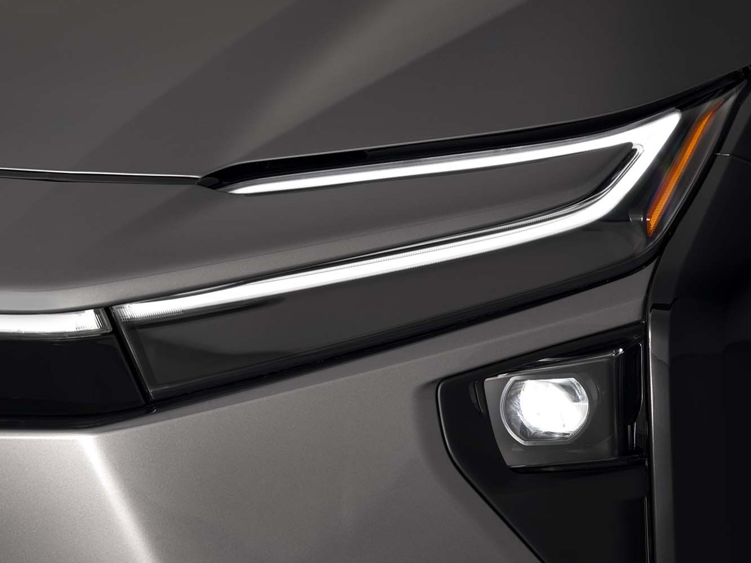 車頭換上了全新「HammerHead」車頭造型，外加貫穿式LED日行燈組並升級AHS智慧型遠光遮蔽功能，大幅度提升夜間辨識度。