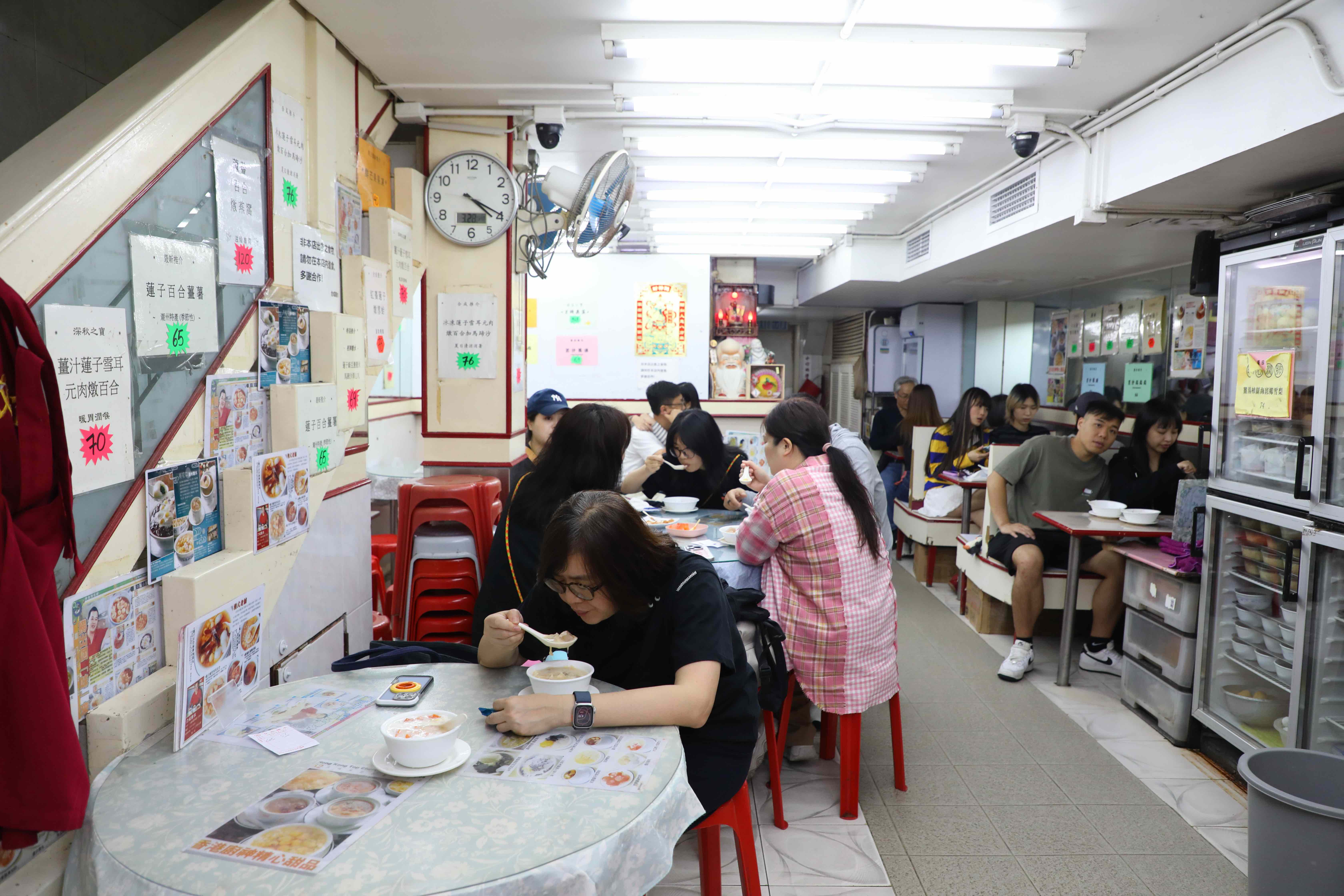 店內維持老糖水舖的原貌，圓桌與卡座充滿懷舊風格。