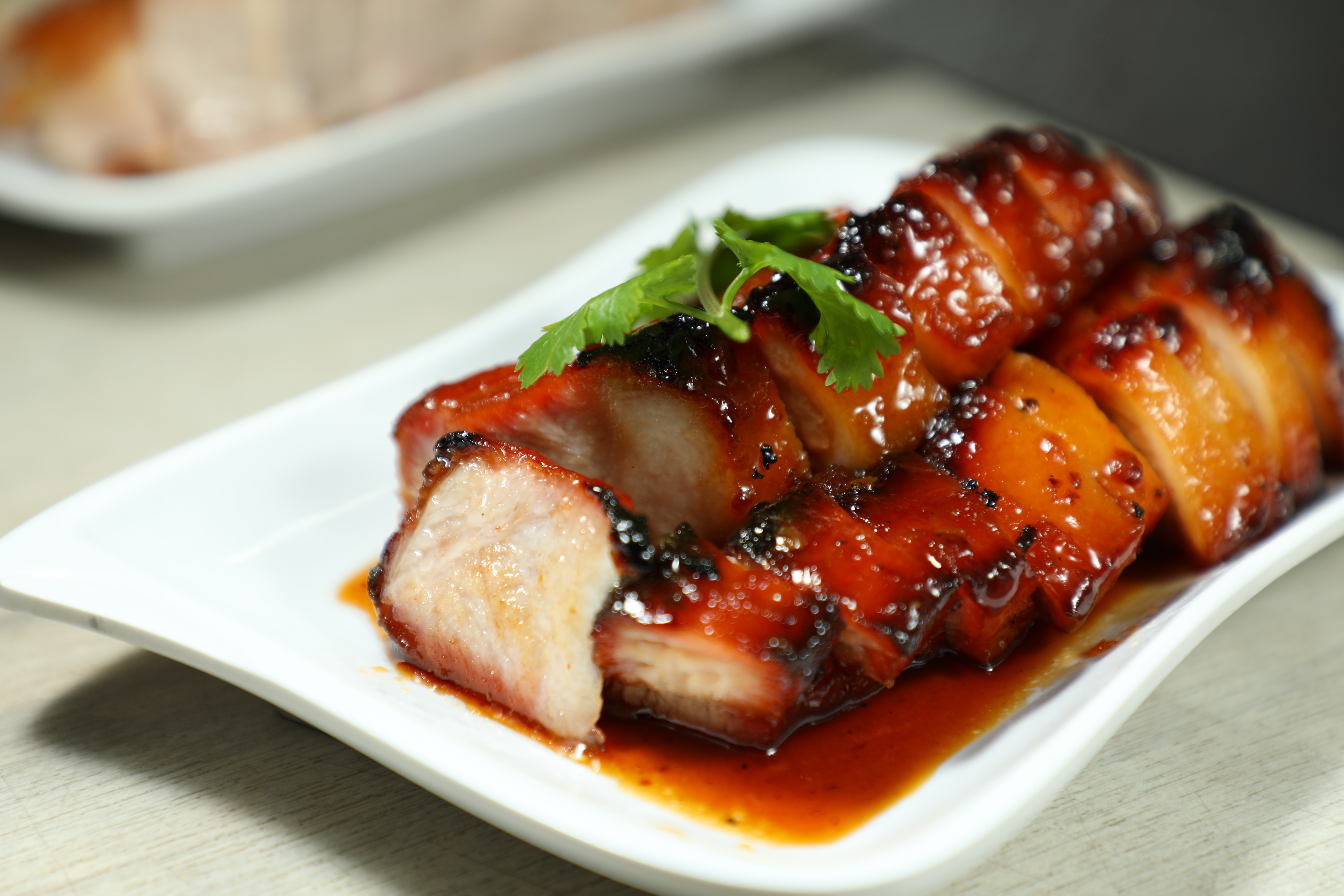 「肥燶腩叉」燒到表面略帶焦香，肉質彈牙，相當夠水準。（港幣100元／例牌）
