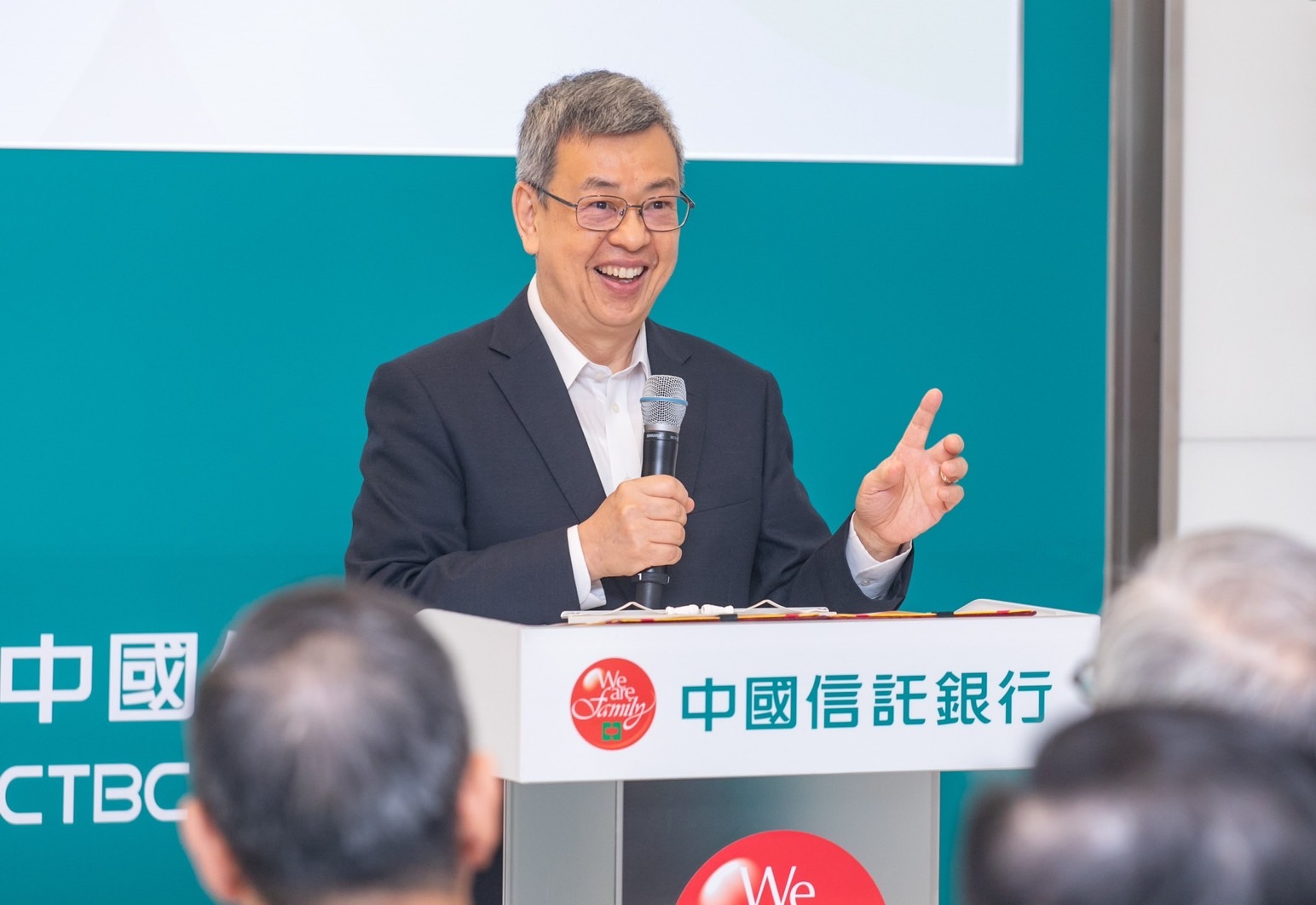 中信銀今年1至9月臨櫃成功攔阻1182件詐騙案，行政院長陳建仁率官員至中信銀營業部視察，並體驗中信銀行「神盾聯防機制」。（中信銀提供）