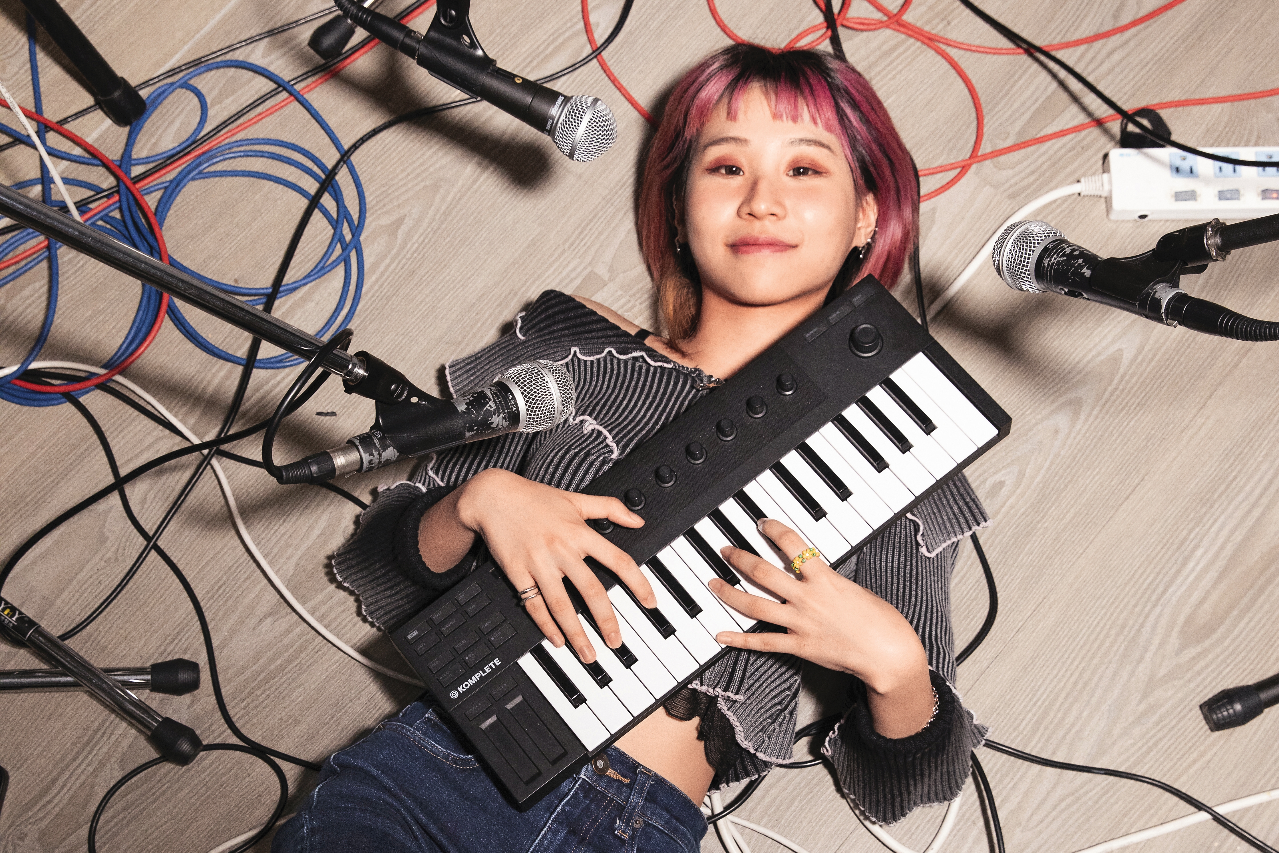 獨立創作女聲阿橘Ahh G，日前發行第二張全創作專輯《碎了滿地卻還閃亮的》。