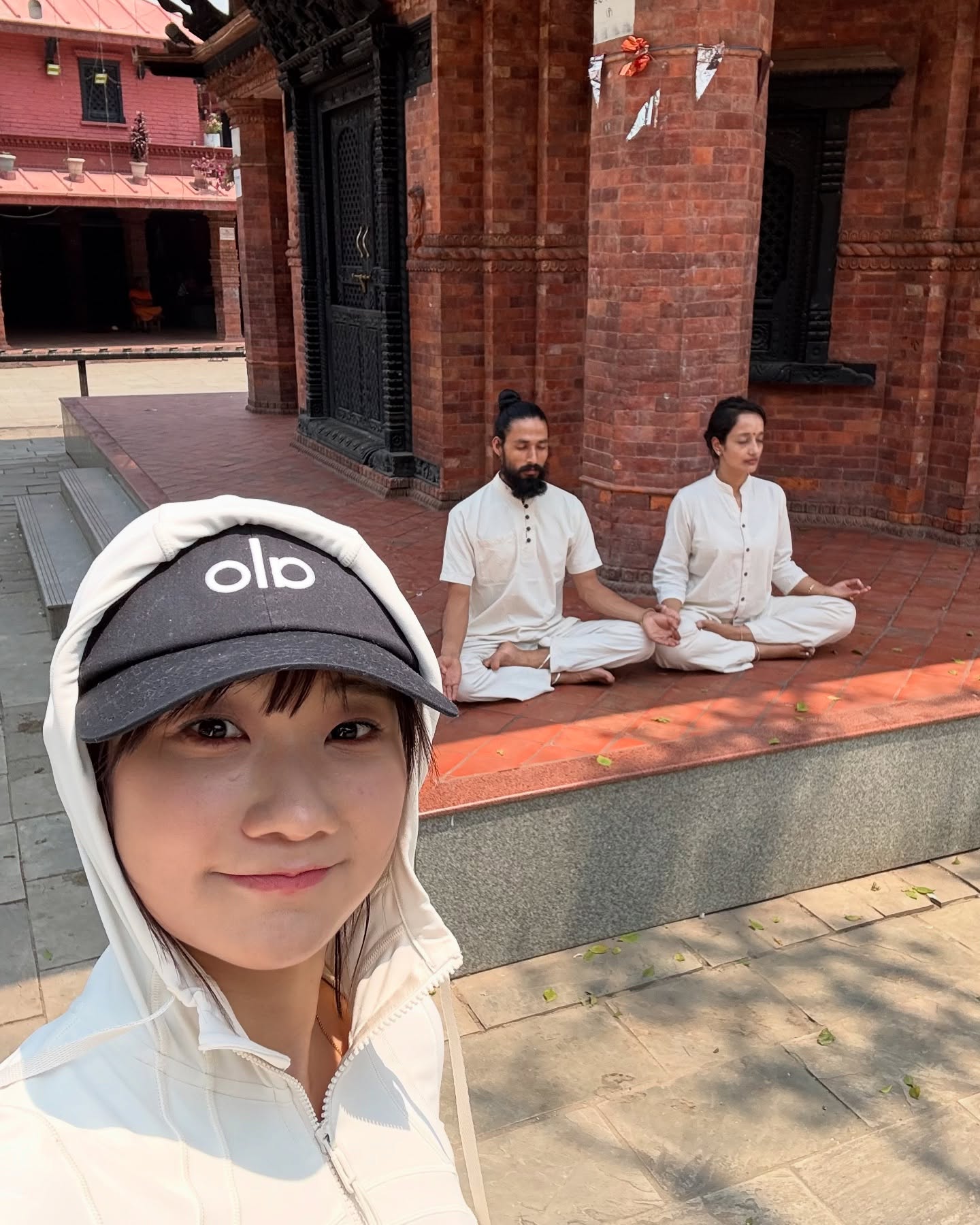 愛莉莎莎上週推出與尼泊爾瑜伽老師合作的線上課程，開賣50小時就有7千人購買，打破台灣線上課程銷售紀錄。（翻攝自愛莉莎莎 Alisasa臉書）