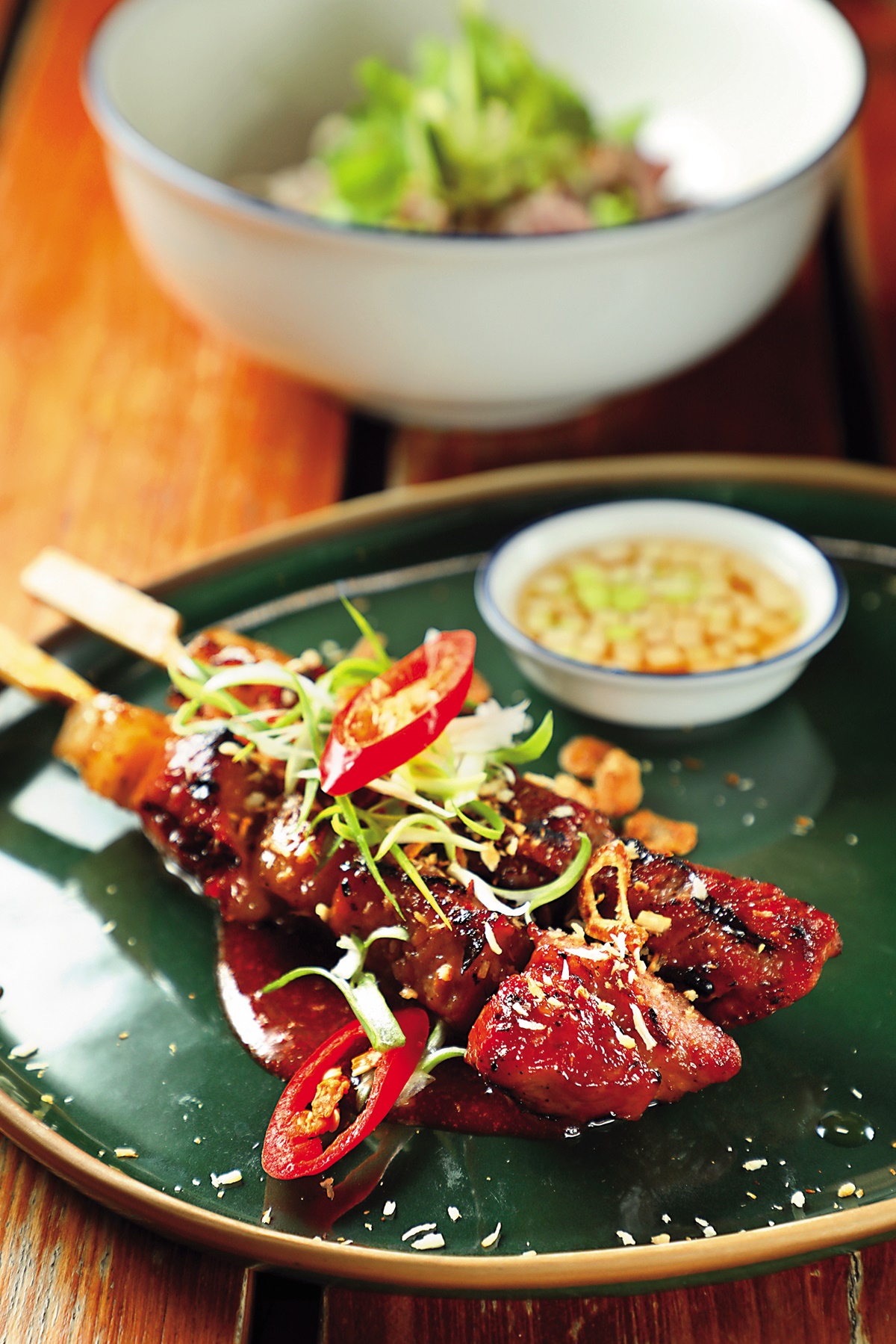 燒烤豬肉串「Moo Ping Bo Larn」適合搭配堅果醬料。(260泰銖/份,約NT$229)