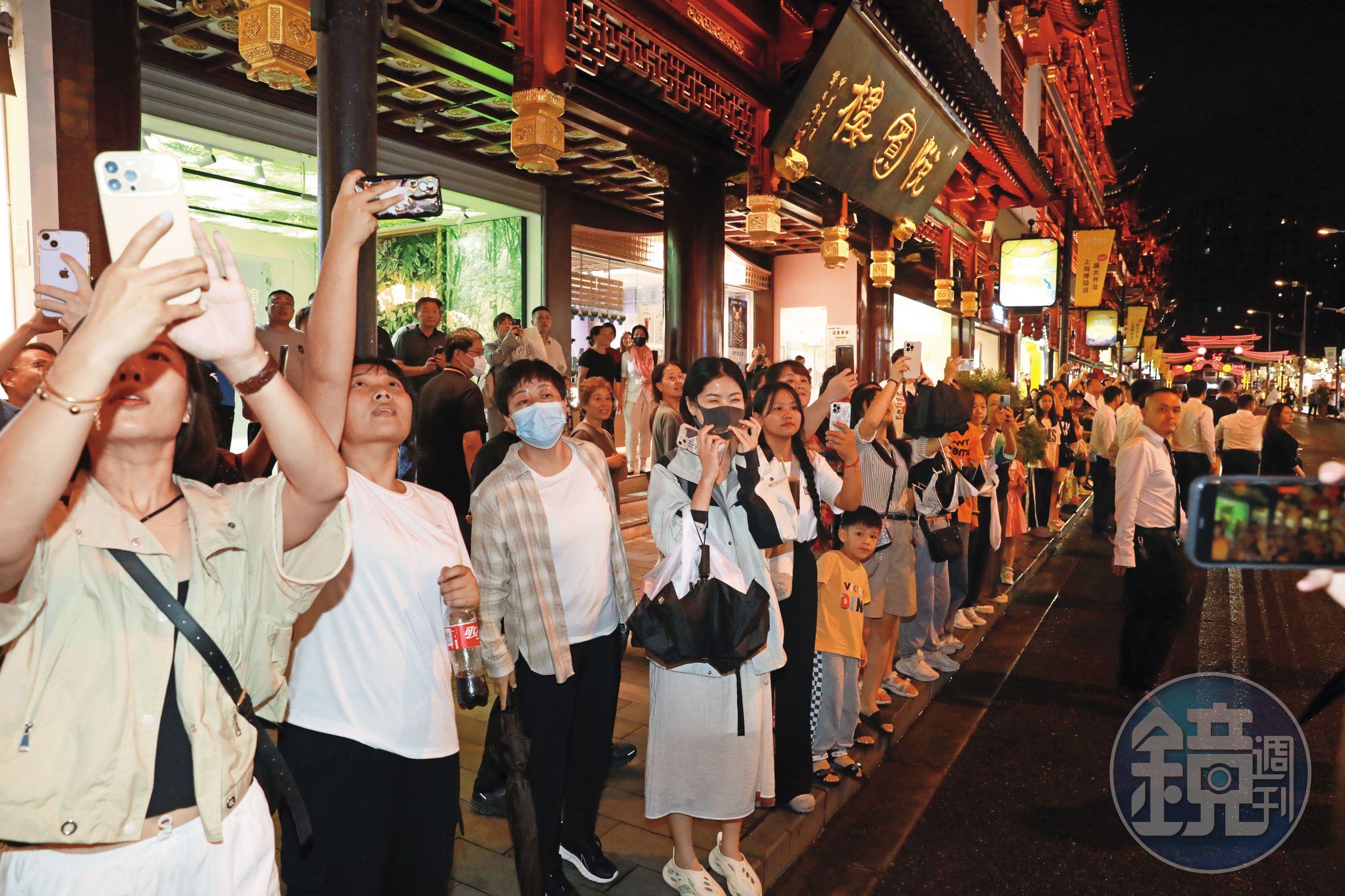 蔣萬安2023年首次參加雙城論壇，吸引上海市民圍觀搶拍照，展現高人氣。