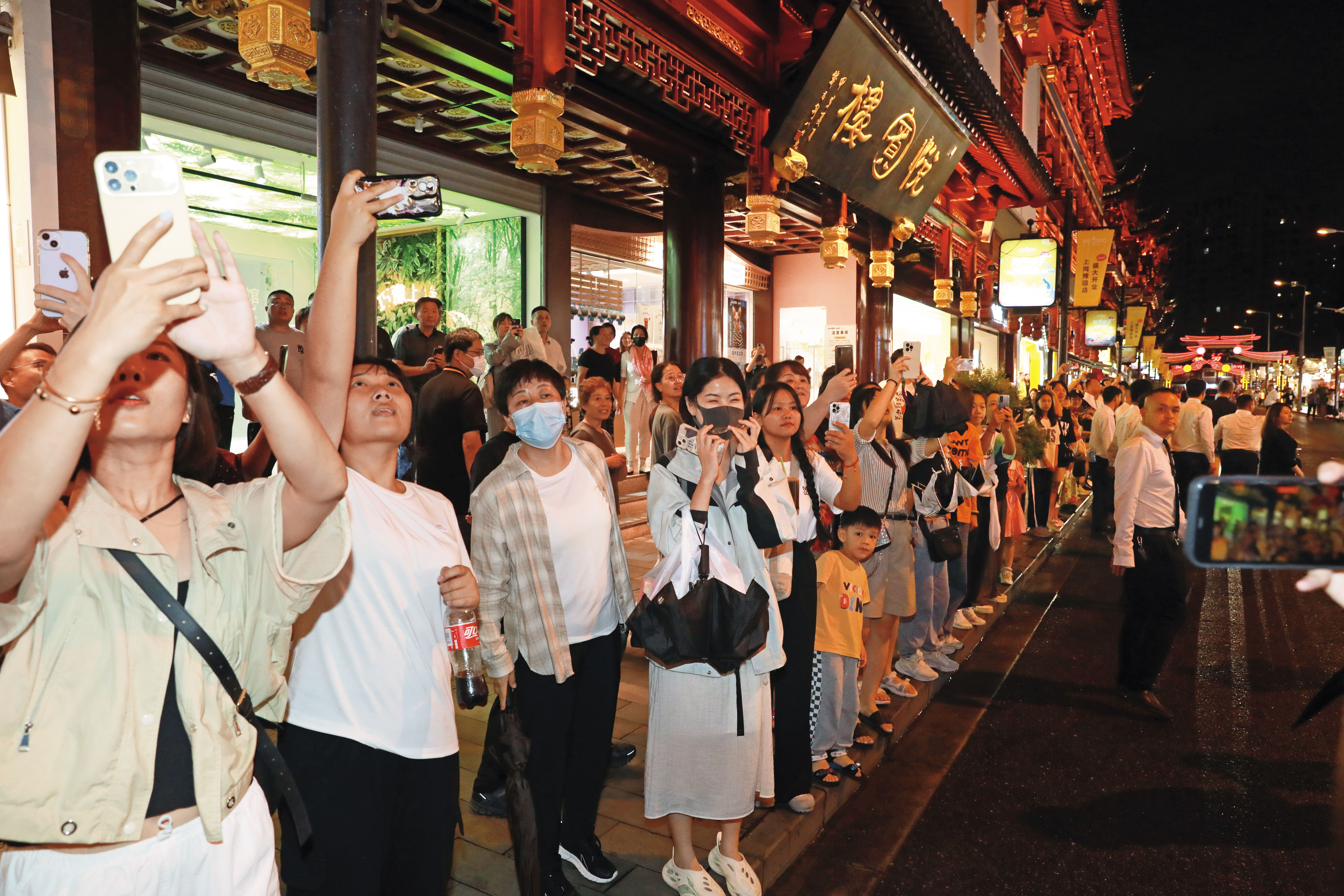 蔣萬安2023年首次參加雙城論壇，吸引上海市民圍觀搶拍照，展現高人氣。