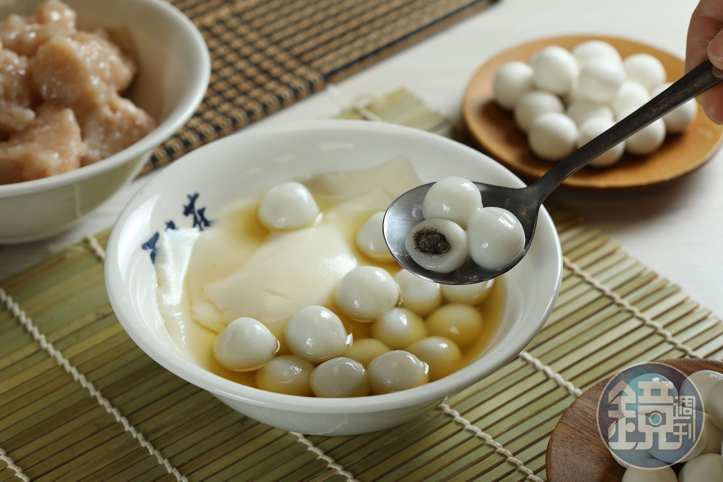 豆花莊近年推出包著芝麻內餡的小湯圓「黑心白玉豆花」，成為元宵節與冬至最應景甜品。
