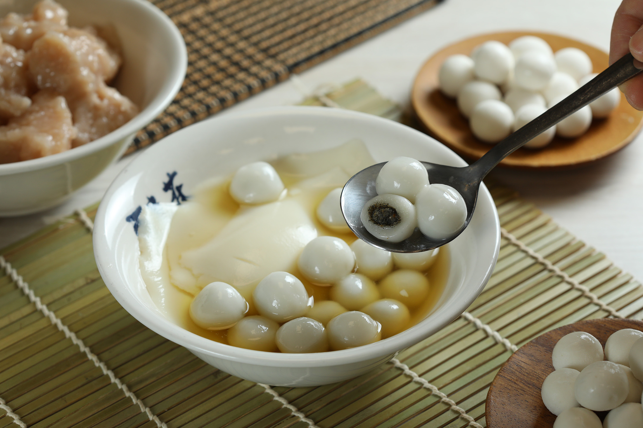 豆花莊近年推出包著芝麻內餡的小湯圓「黑心白玉豆花」，成為元宵節與冬至最應景甜品。
