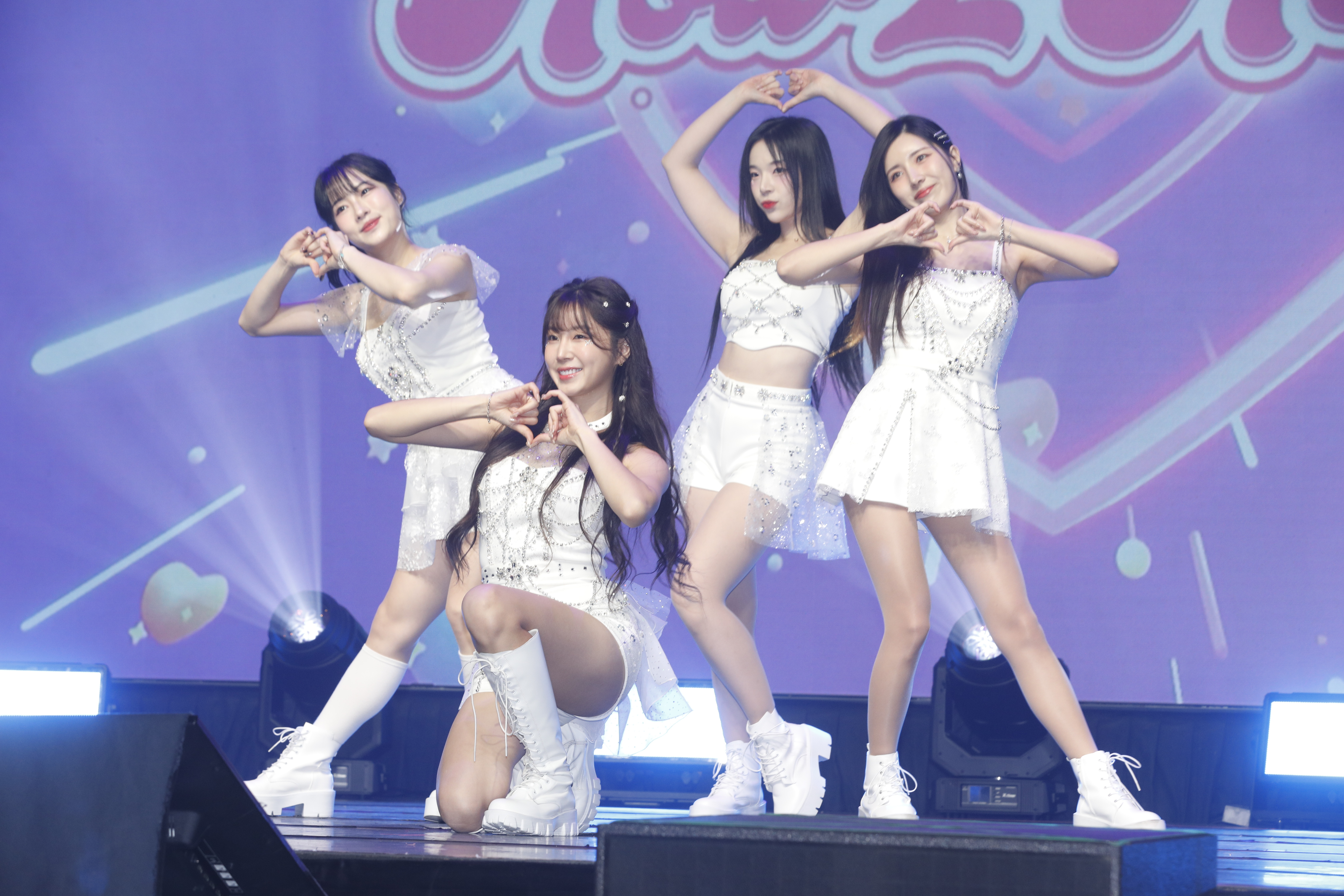 粉絲見面會上安芝儇、南珉貞、趙娟週與朴旻曙開心與台下粉絲互動。（本刊資料照）