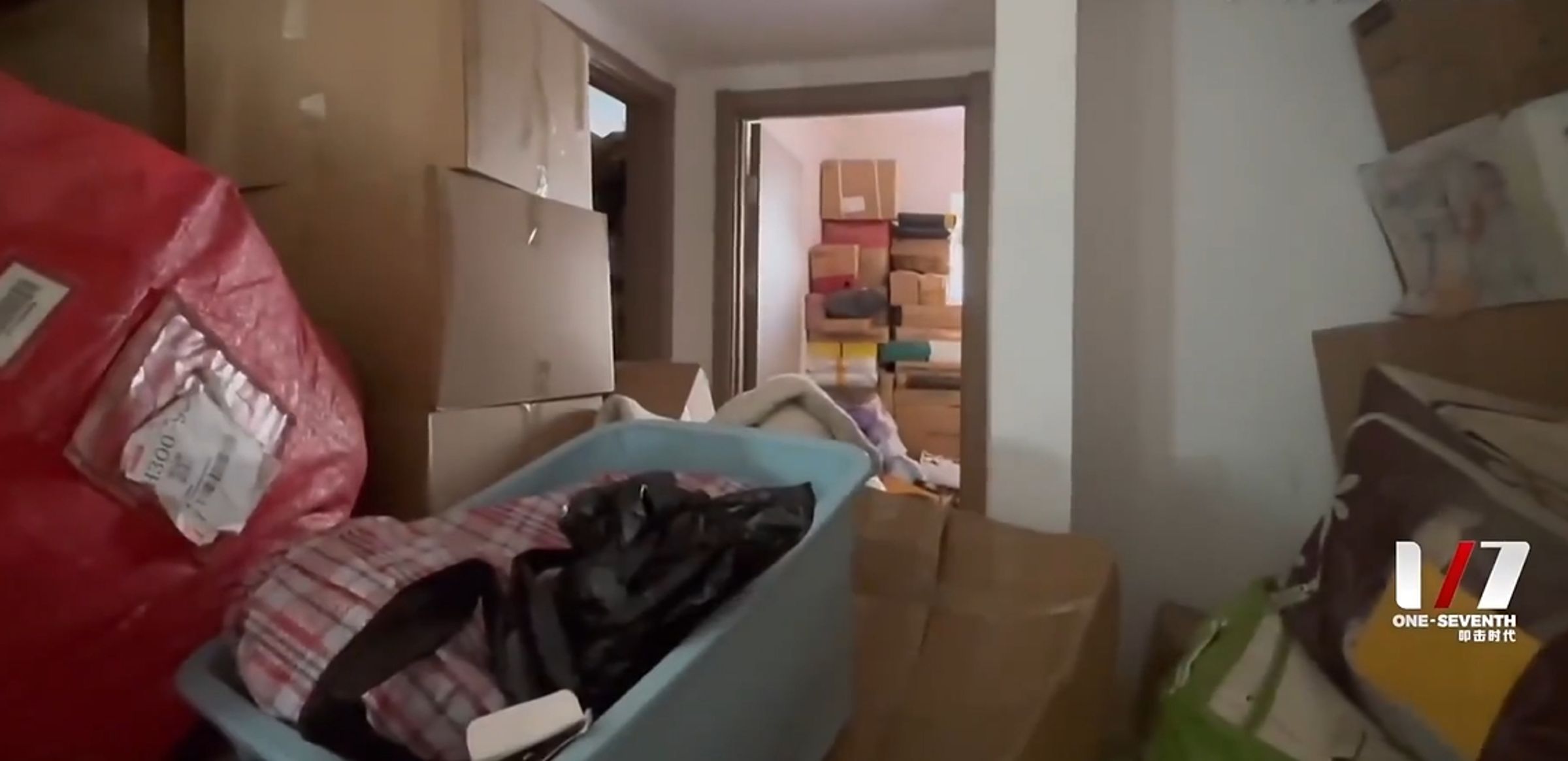 一名獨居婦人沉迷網購，大量的包裹塞爆住處，最後出動社區工作人員幫忙清運。（翻攝微博）