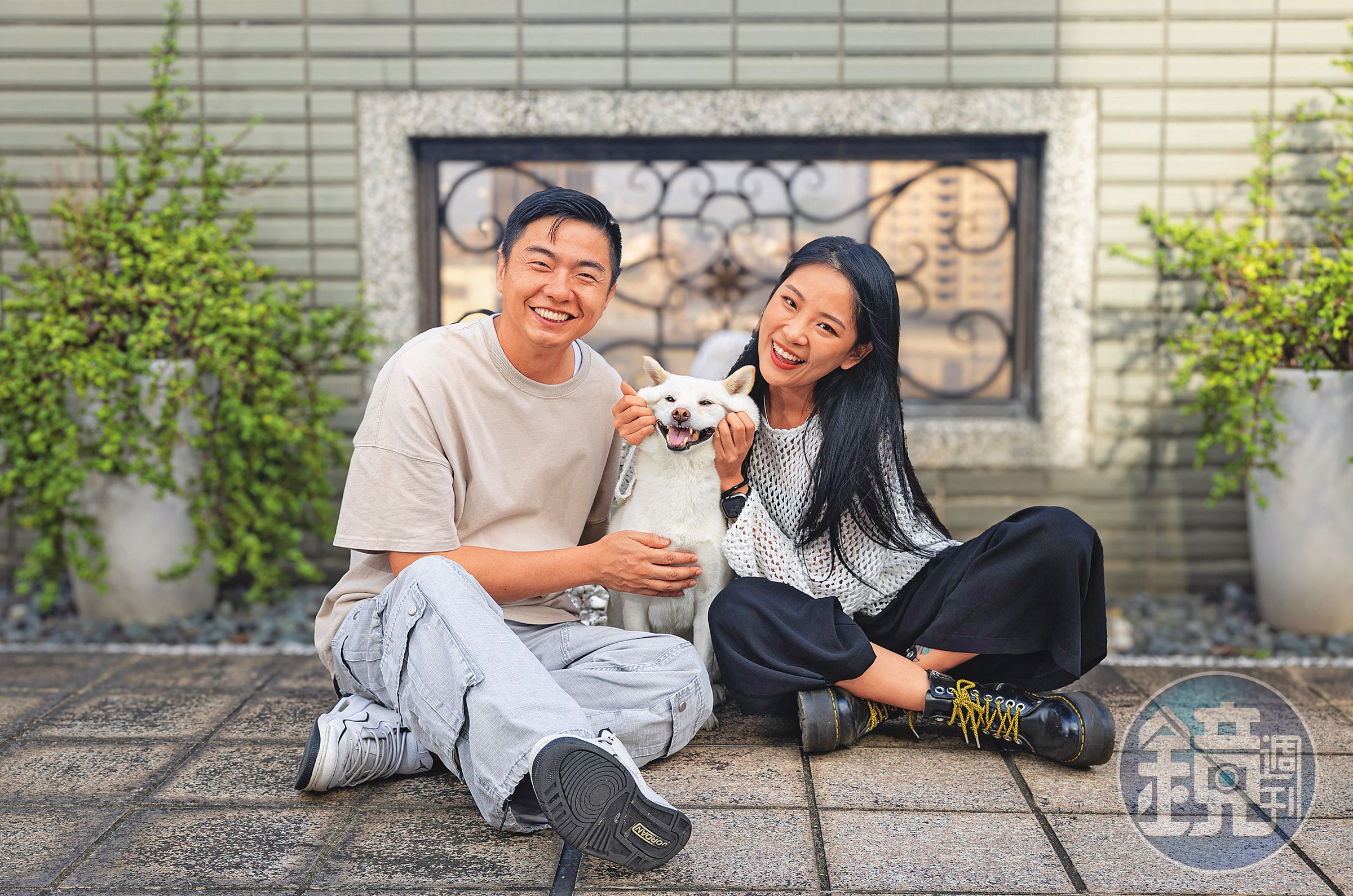 卜星慧（右）是個神經質的主人，柴犬嘎啦嘎啦（中）受了不少驚嚇，熊爸（左）教導她如何當一個穩定主人。