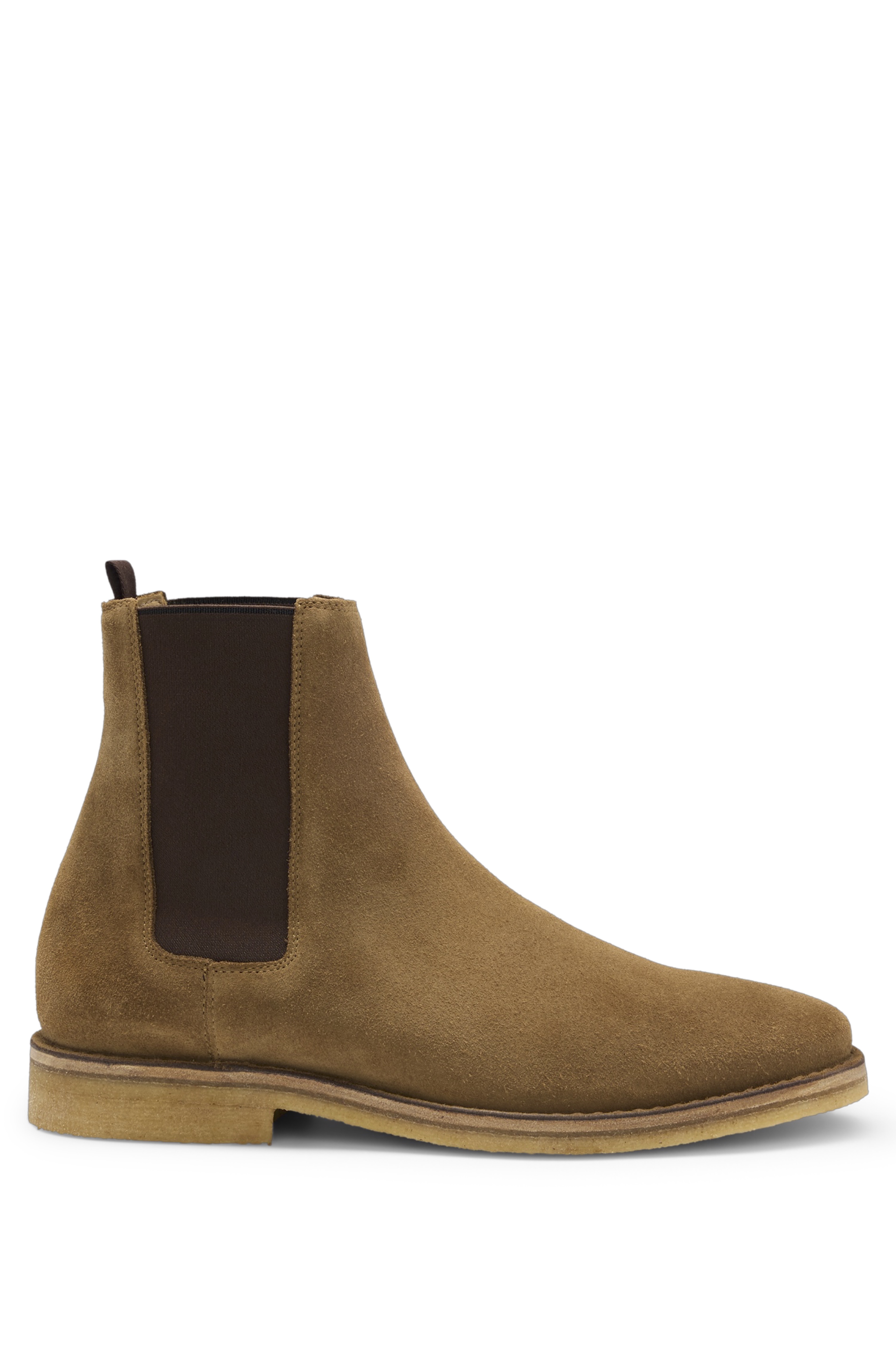 BECKHAM x BOSS系列駝色麂皮切爾西短靴。NT$15,400（BOSS提供）