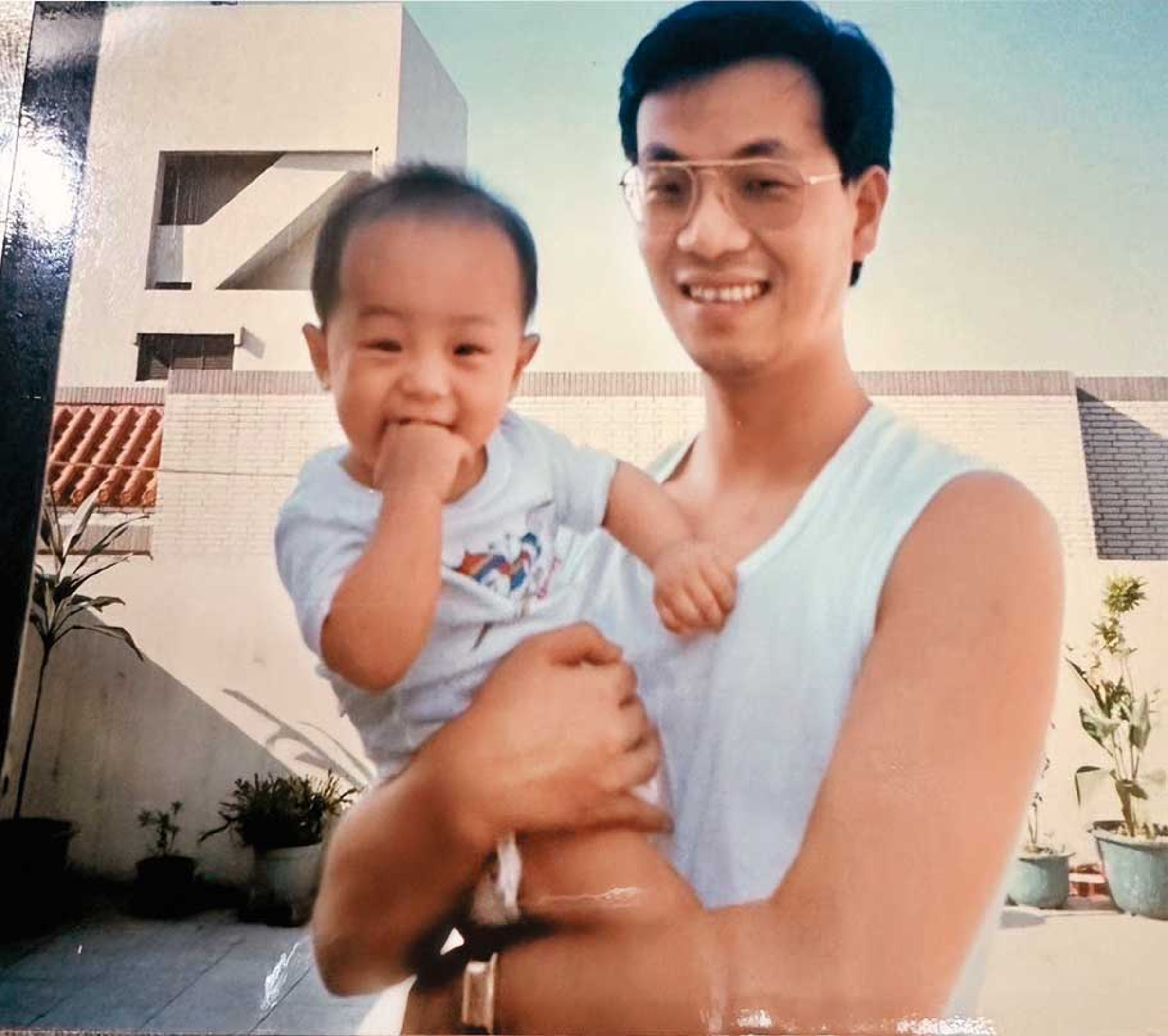 童子瑋(左)從小就被賦予高度期待,家族打算培養他當企業接班人。右為父親童德裕。(童子瑋提供)