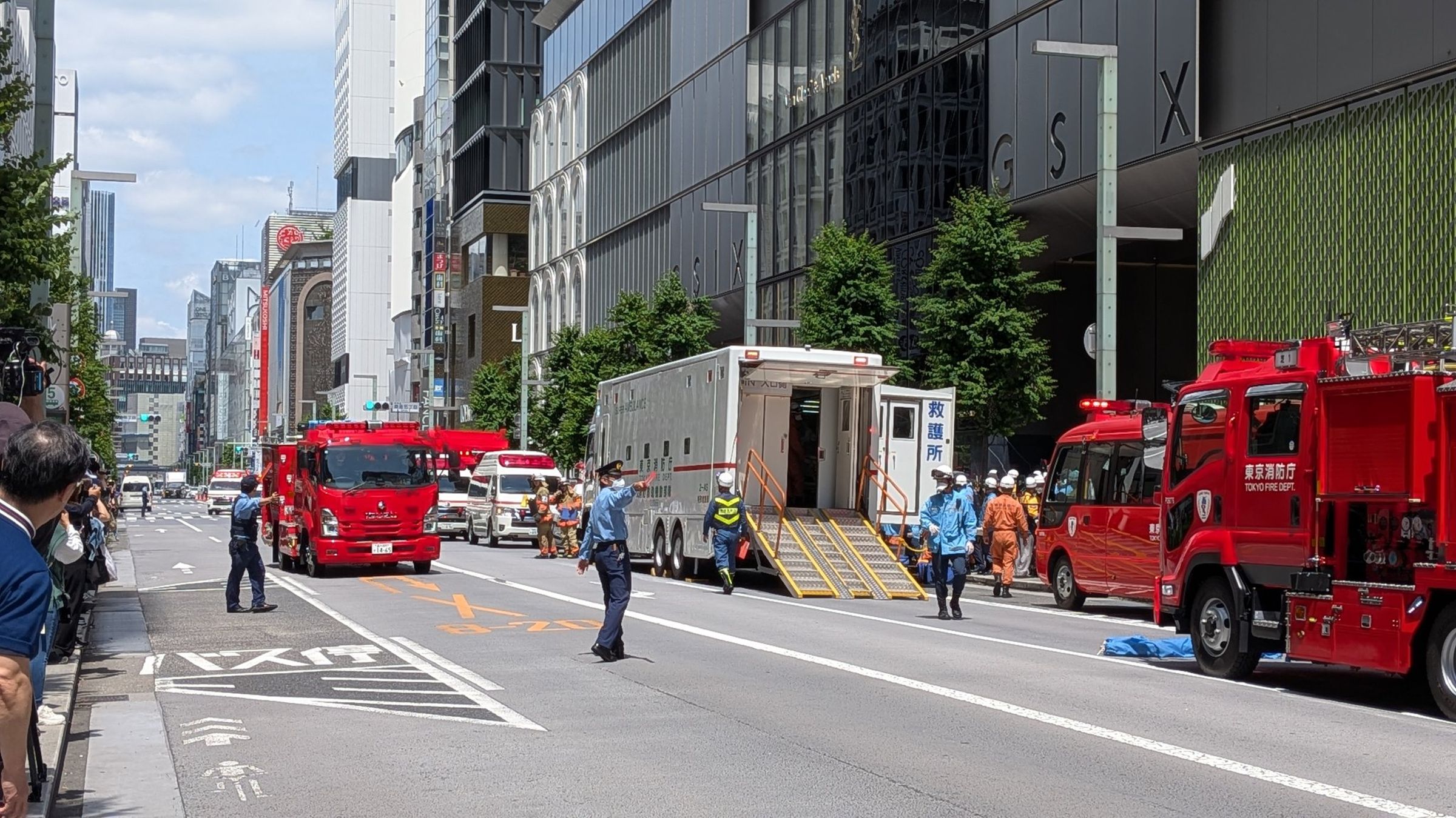 警視廳公布嫌犯特徵指出,該名男子年齡尚無法確定,案發時上半身穿著黑色上衣、下半身著偏白色的長褲,並配戴著白色口罩遮掩面容。(翻攝自@ino34_r X)
