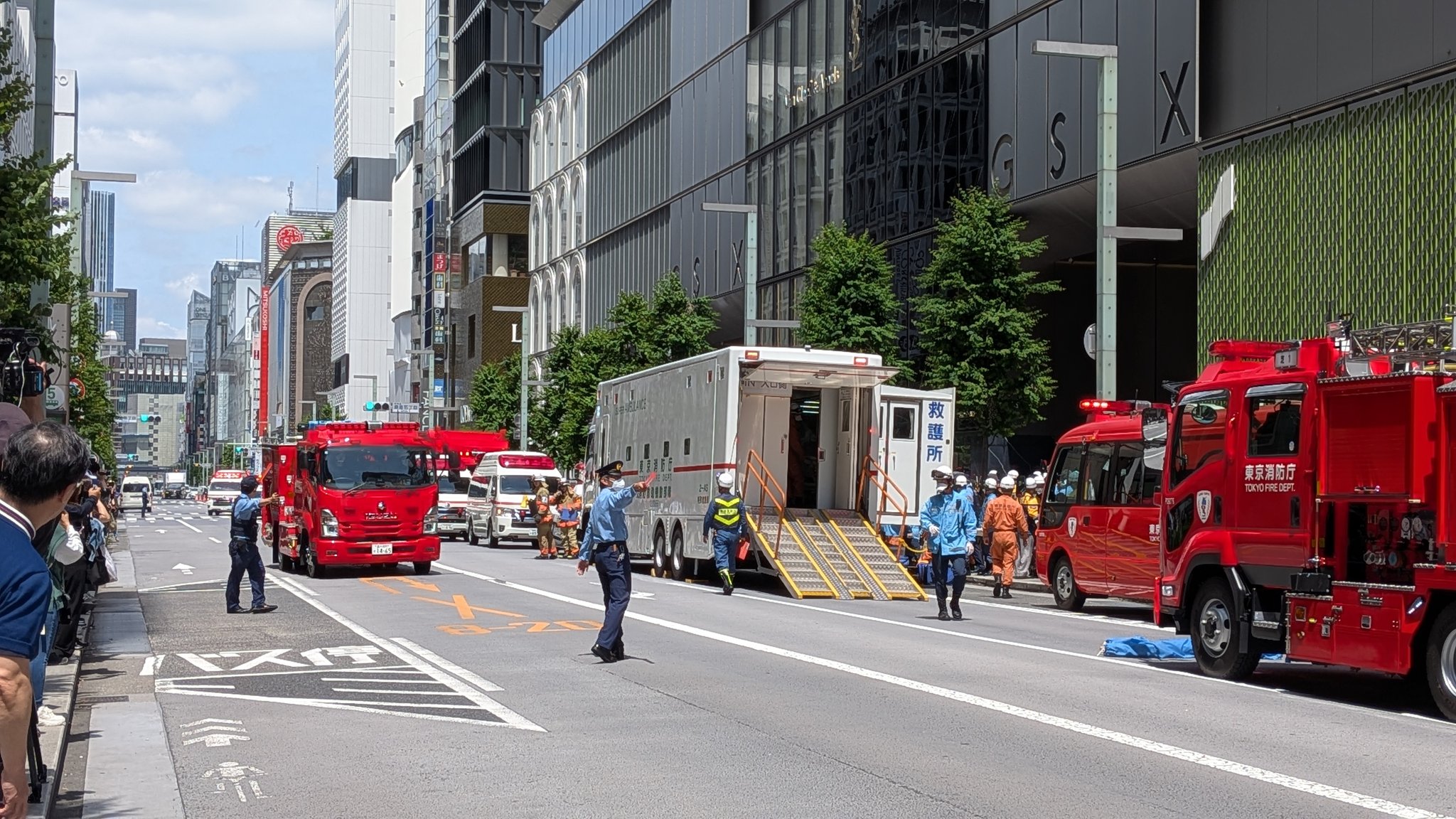 警視廳公布嫌犯特徵指出，該名男子年齡尚無法確定，案發時上半身穿著黑色上衣、下半身著偏白色的長褲，並配戴著白色口罩遮掩面容。（翻攝自@ino34_r X）