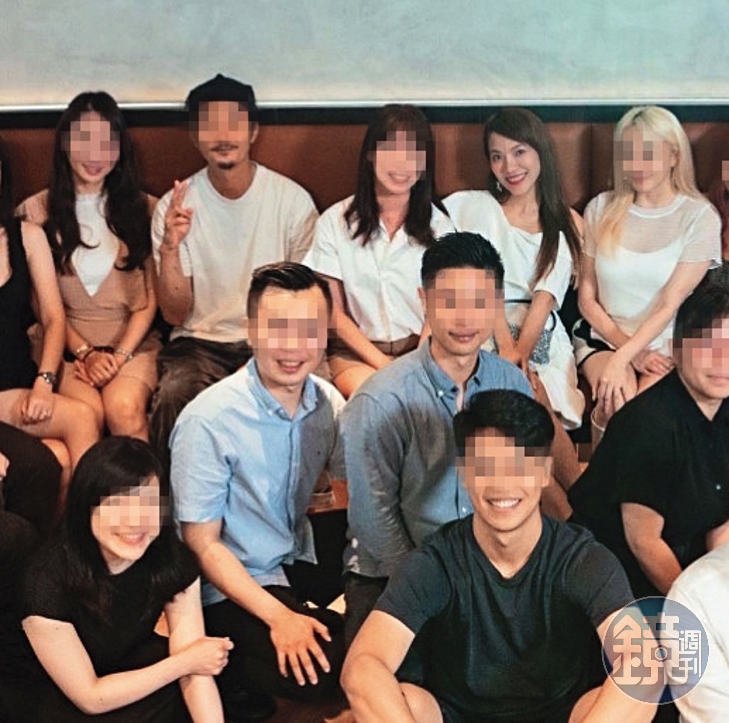 小優(上排右二)常帶男友(上排左二)參加自己的社交圈活動,但拍照時又會刻意隔開男友。(讀者提供)