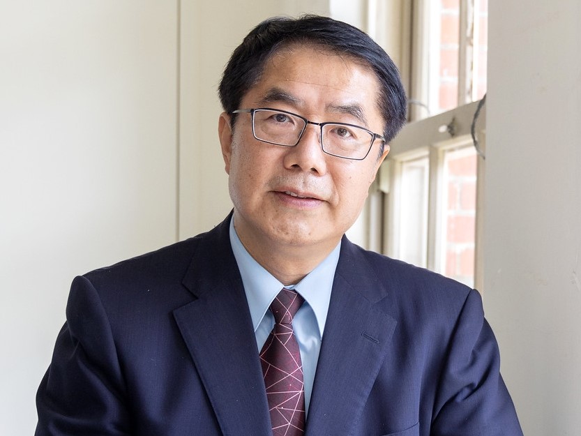 一名高中生將社群平台Threads大頭照換成台南市長黃偉哲的西裝照，發布台南放假的假訊息。（翻攝自黃偉哲臉書）