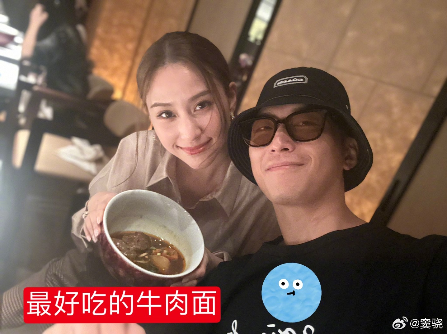 兩人互動停留在9月30日,何超蓮新店開幕,竇驍前往捧場並與老婆合照,卻晚了2天才發微博,且標記了何超蓮,但對方卻無回應。(翻攝自竇驍微博)