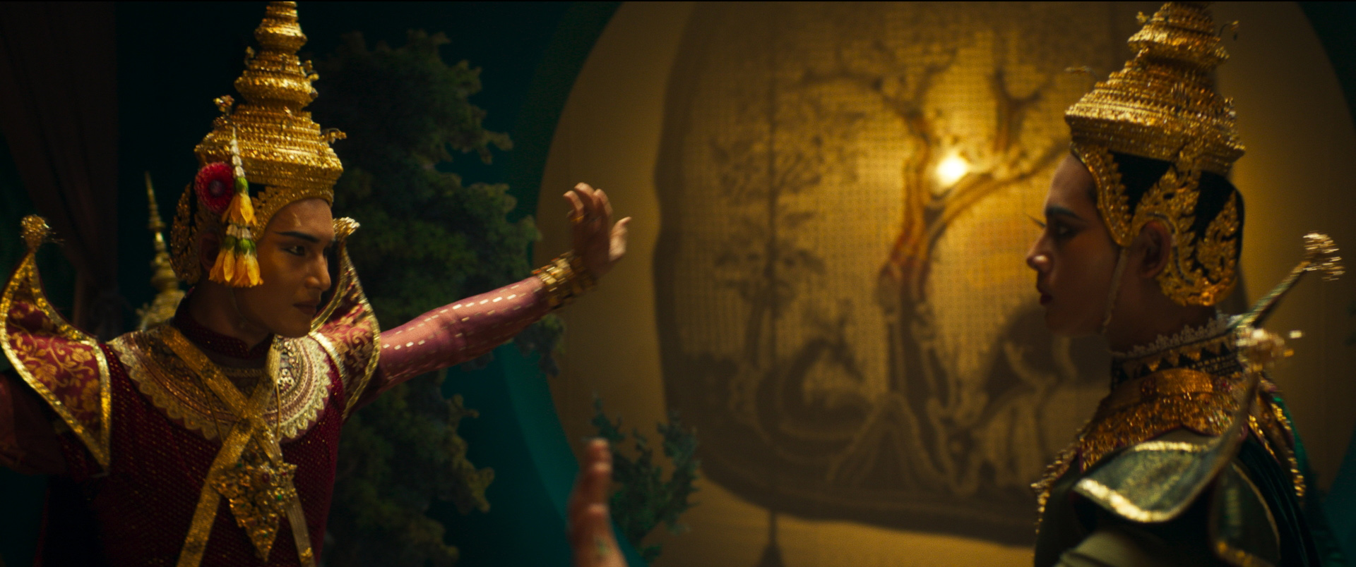 Apo（左）學習泰國傳統舞，在40度泰國天氣下穿著沉重舞衣起舞超敬業。（天馬行空提供）