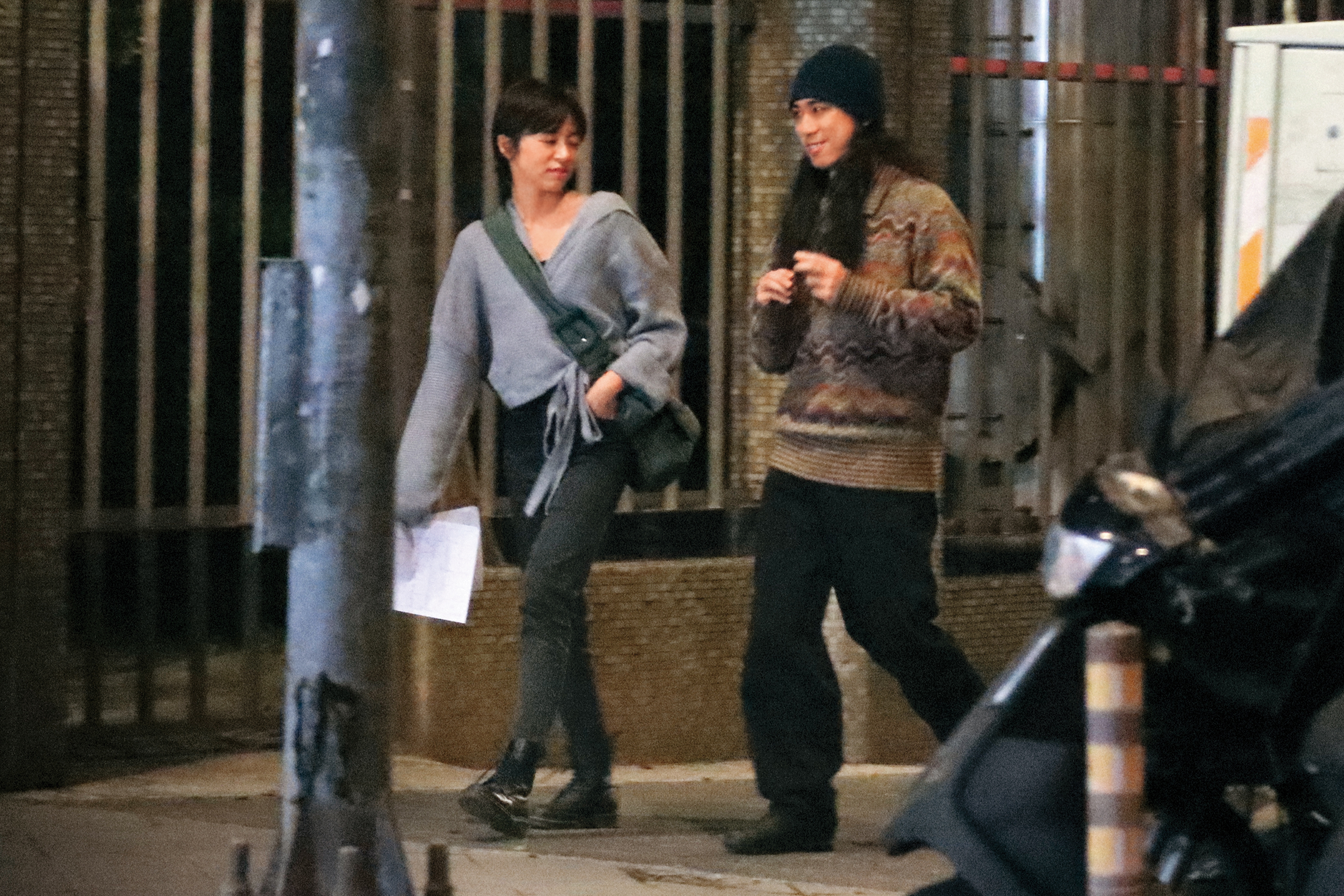 12/25 23：17，王瞳（左）和長髮男（右）一路有說有笑，看得出來關係不錯。