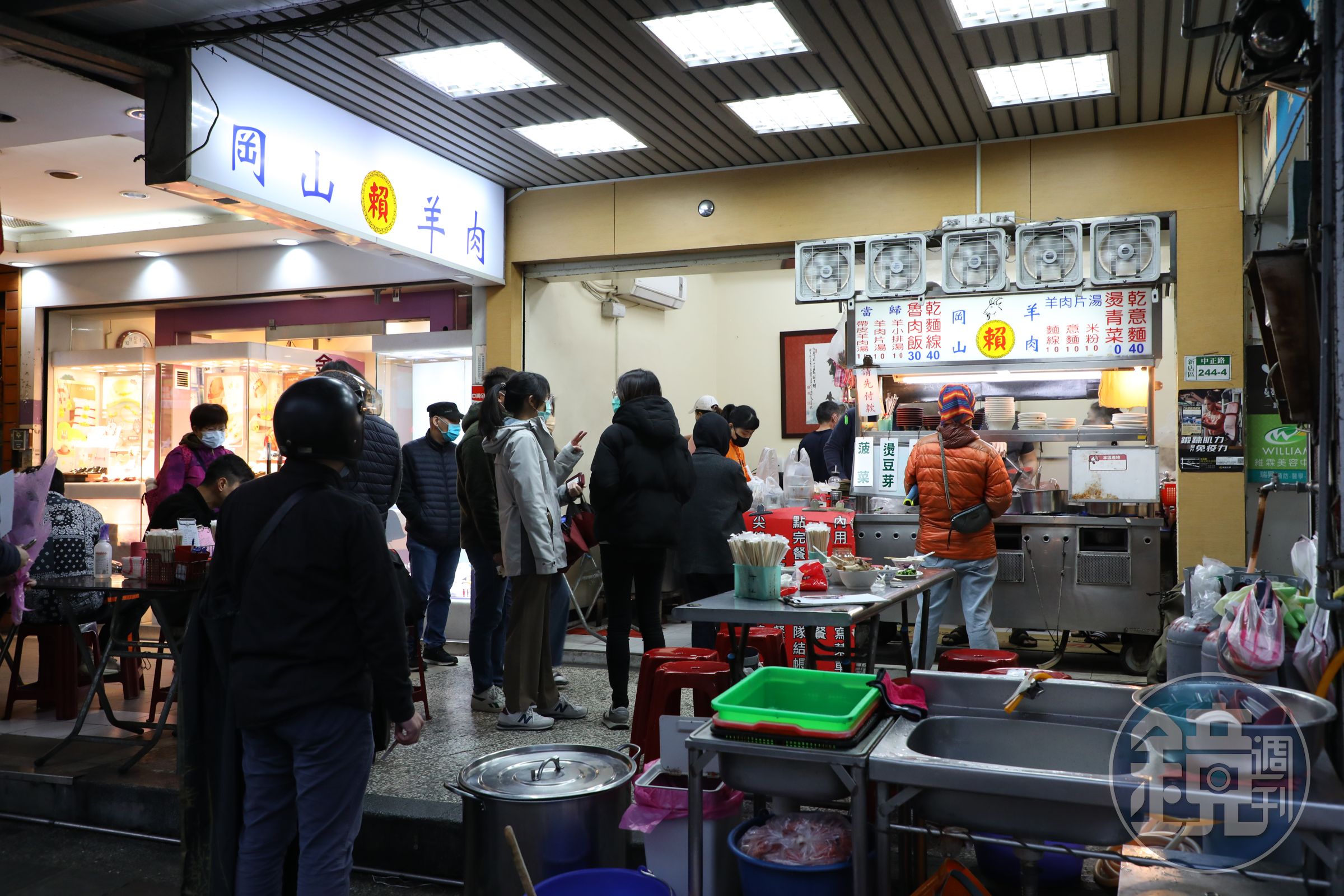 新店人氣小吃店「賴岡山羊肉」,開業20多年,吸引許多外地人專程來朝聖。