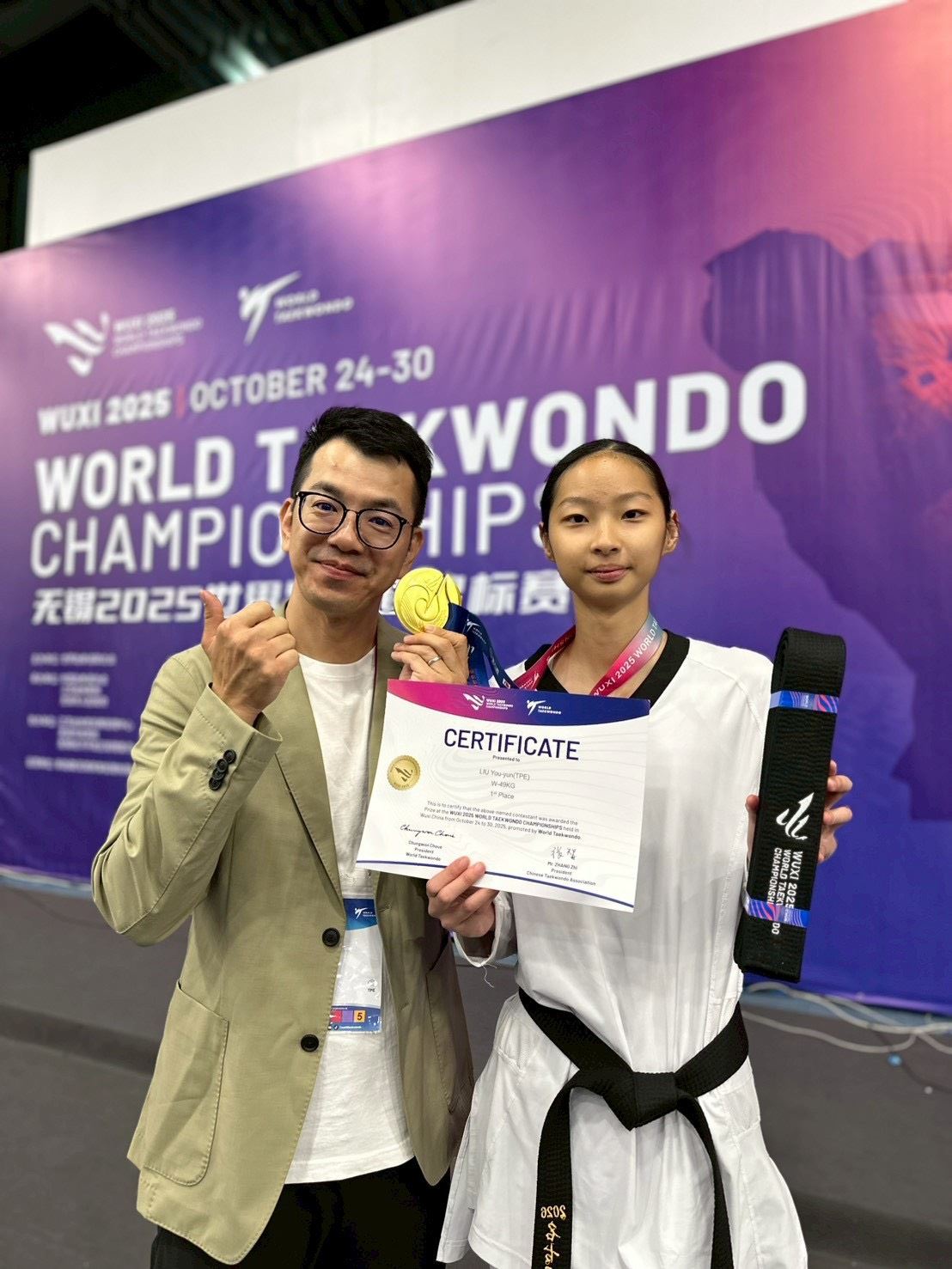 劉侑芸奪得金牌,與亞運培訓隊總教練蘇泰源合影。(運動部提供)