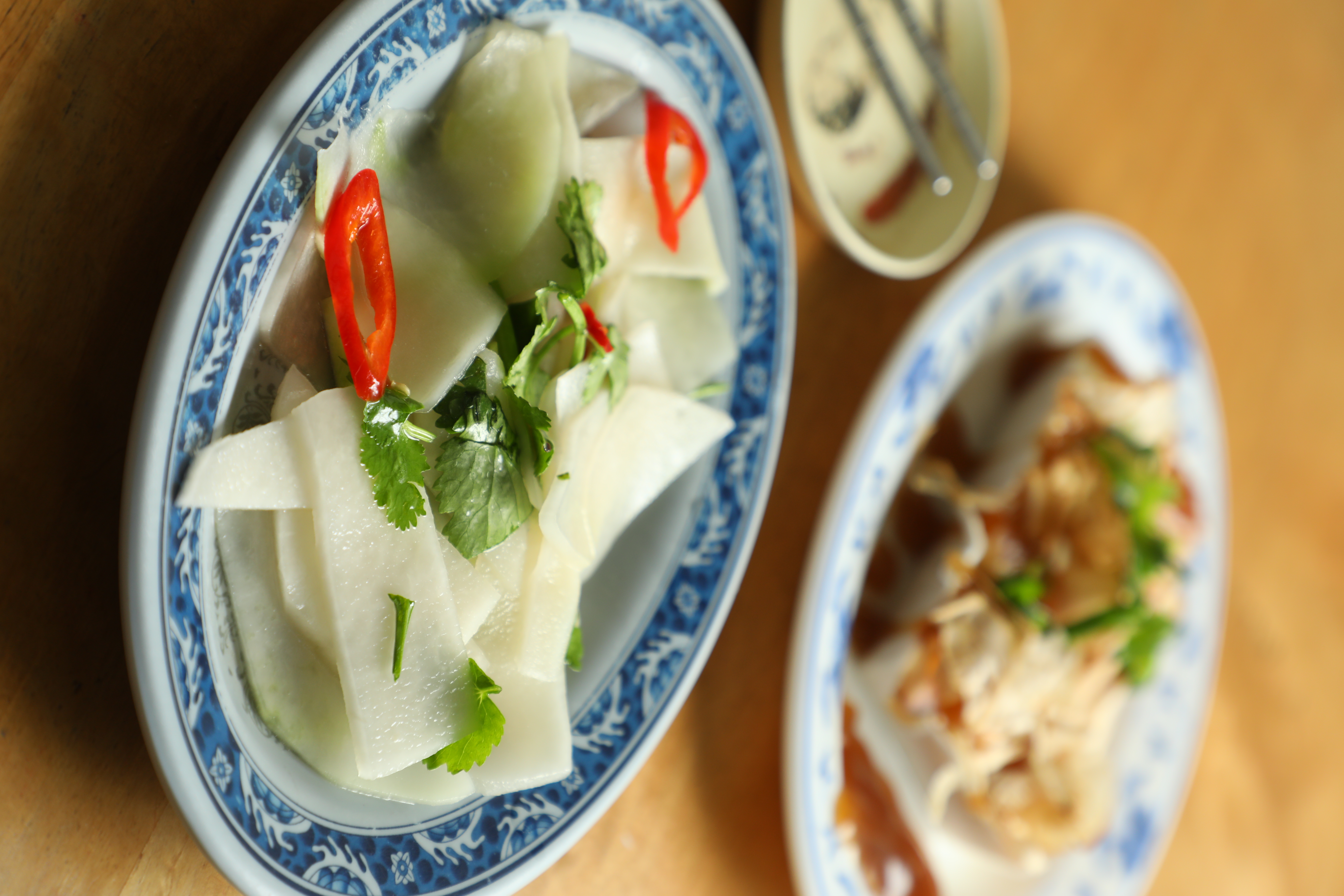 冬季才吃得到的涼拌小菜「大頭菜」，微微酸辣加上爽脆口感非常開胃。（35元／份）