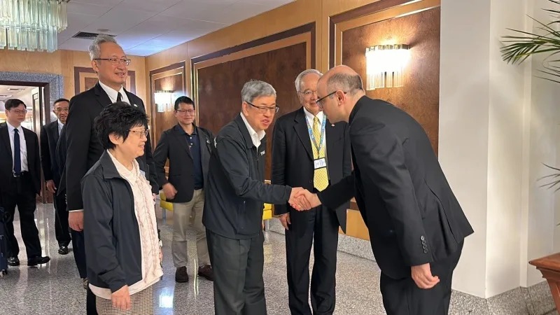 陳建仁與妻子羅鳳蘋25日抵達羅馬機場，即前往梵蒂岡瞻仰教宗方濟各遺容。（駐教廷大使館提供）