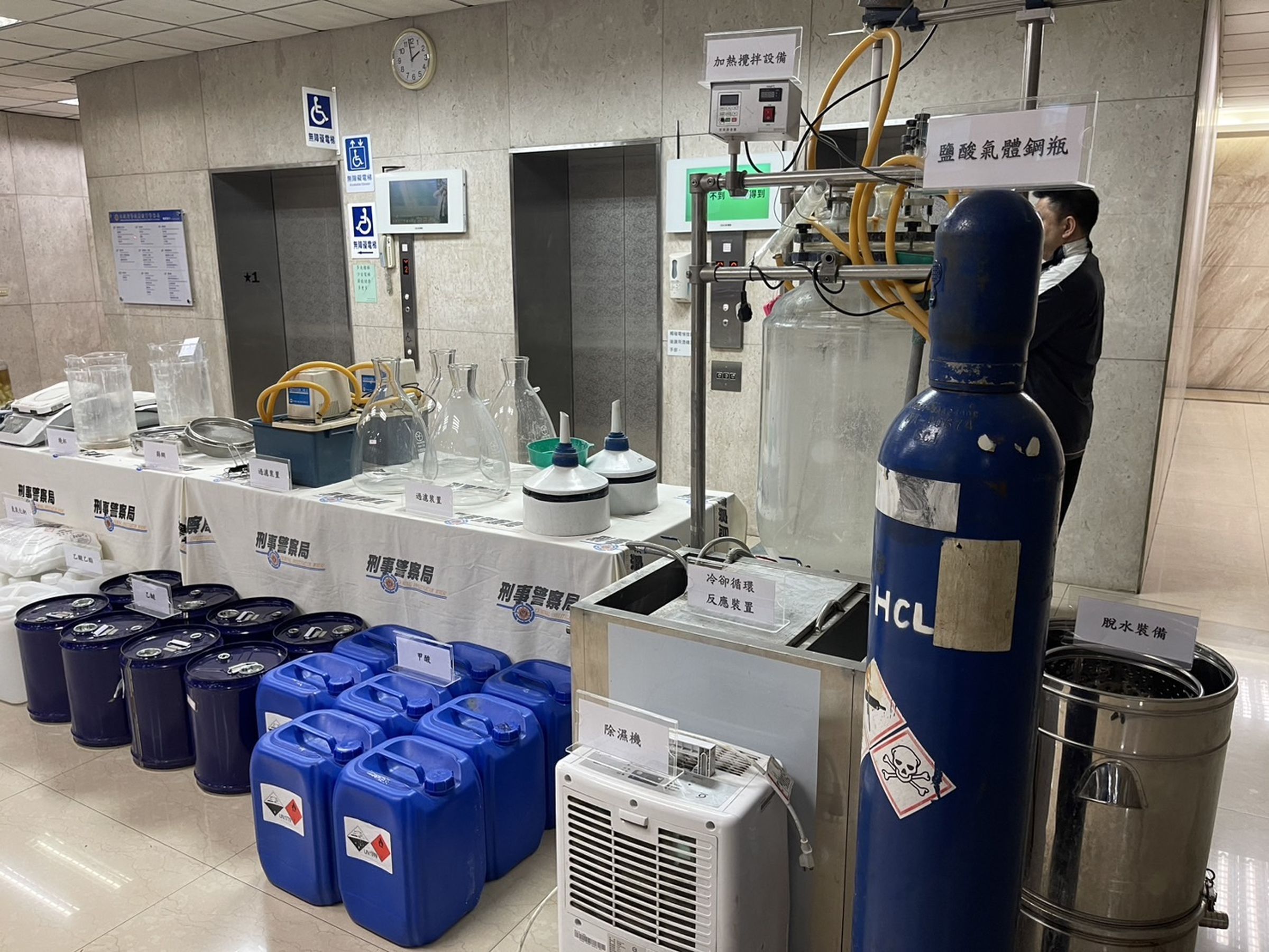 警方查扣大批製毒工具。(警方提供)