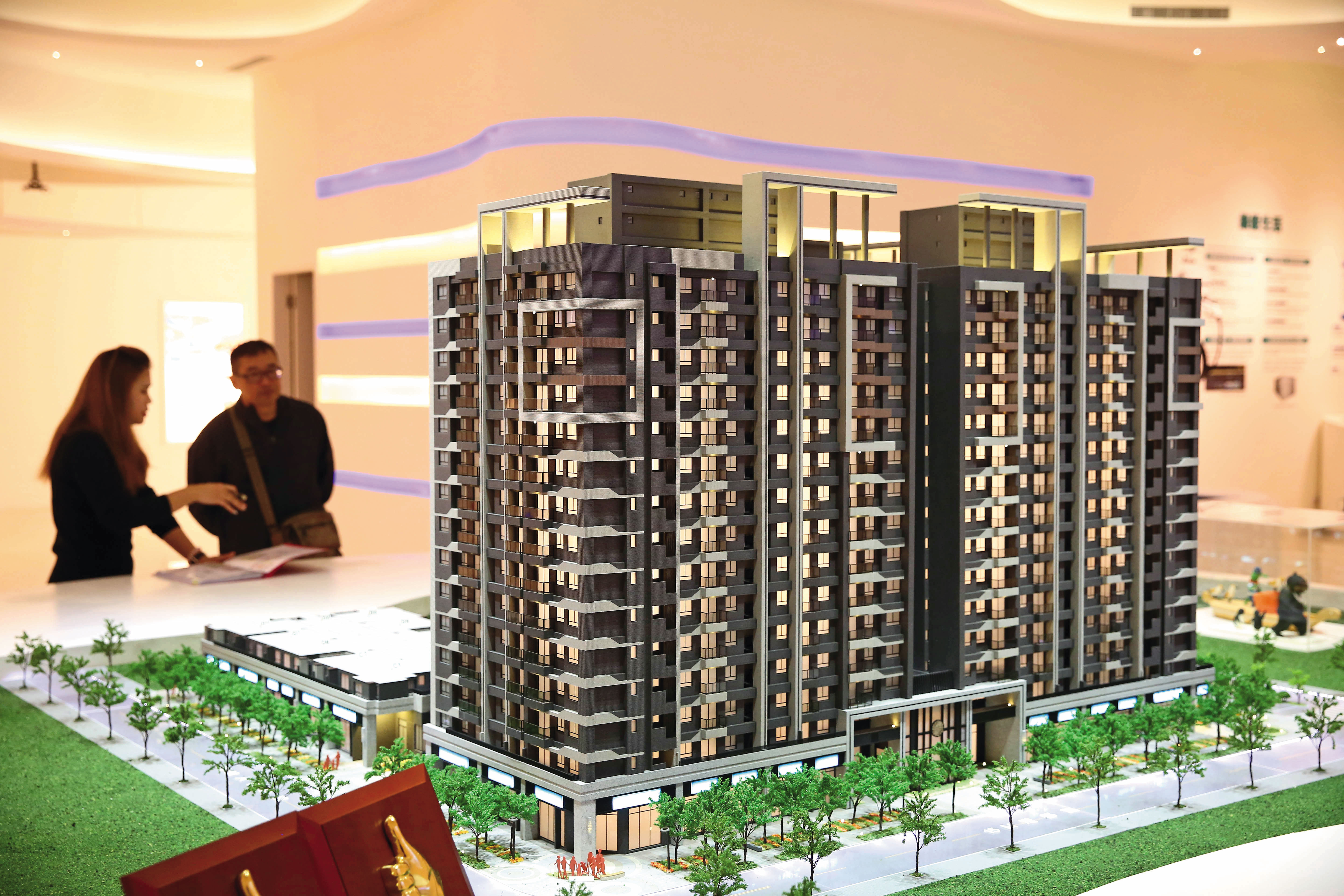 央行嚴加打房，建案銷售現場冷清，中南部已傳出有小建商倒閉。示意畫面，非當事建商。（資料照片）