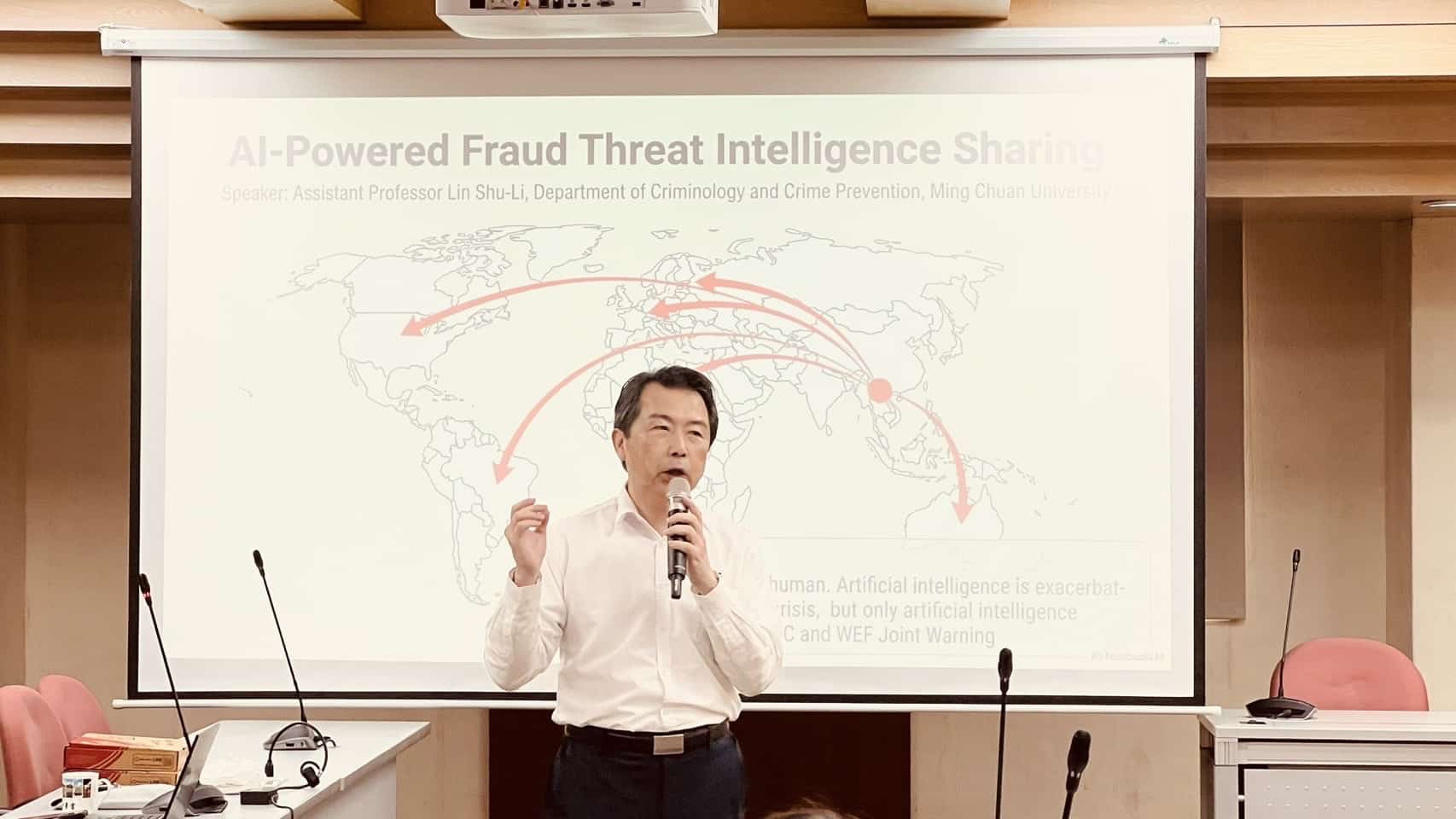 台灣民間反詐騙協會廣宣教育委員會主委林書立提醒,詐騙集團已鎖定急需資金的年輕族群,以快速借貸為誘餌,誘使民眾交付金融卡及密碼。(林書立提供)