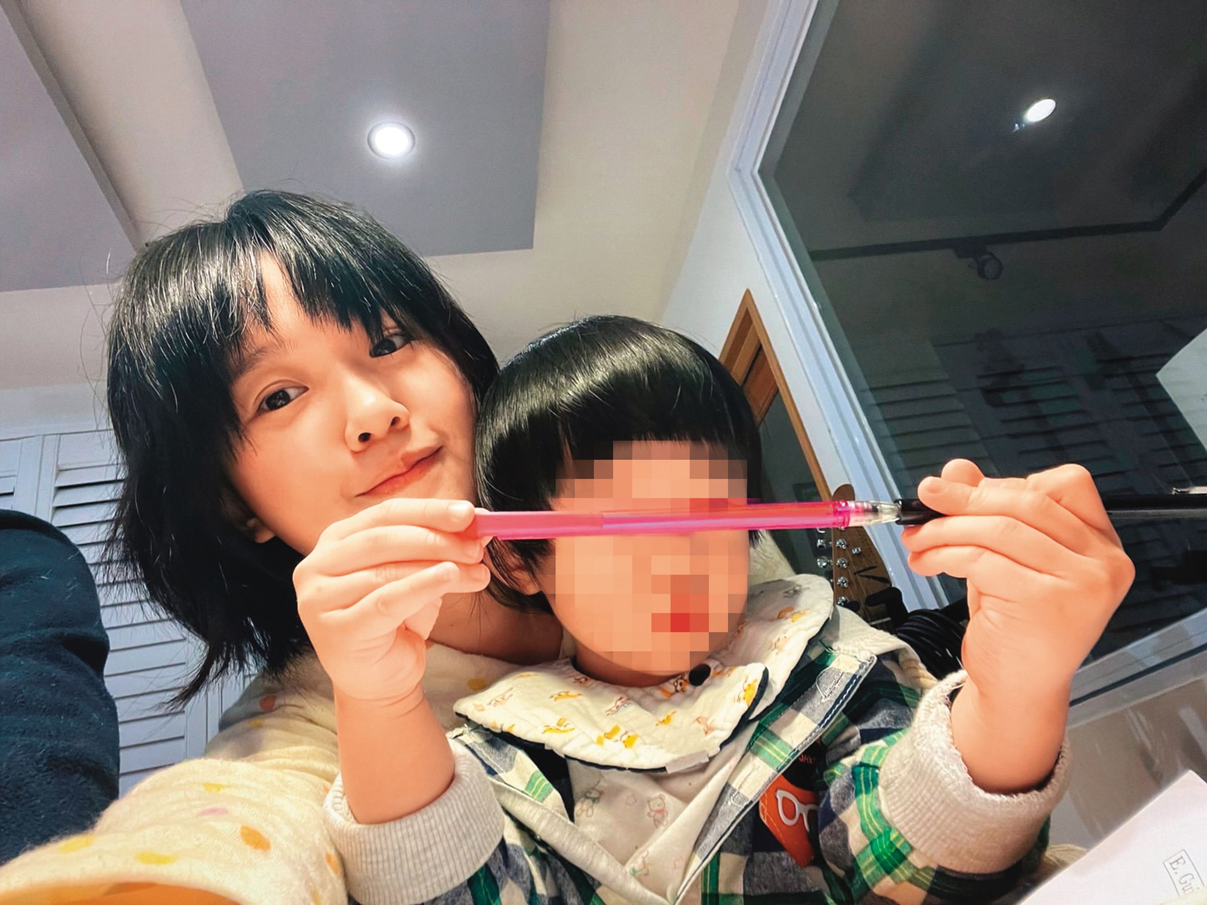 當了媽，讓嚴正嵐（左）拍戲有了更多角度入戲。（翻攝自嚴正嵐IG）