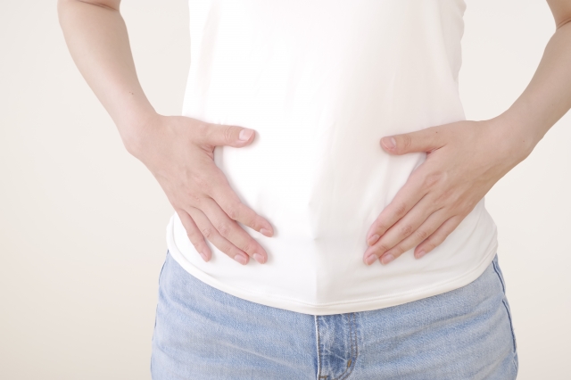 過年大魚大肉、大吃大喝,今(23日)年假結束開工,腸道卻還卡在休假導致便祕,營養師建議透過水果排便。示意圖。(photoAC)