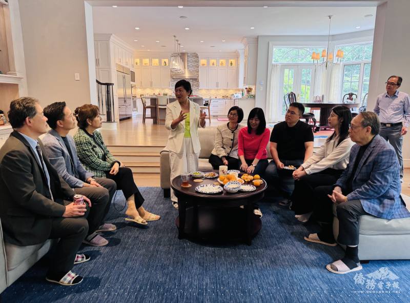 徐佳青頻繁出國遭質疑，海外僑團近日先後發生力挺。圖為徐佳青5月訪華府出席北美臺商總會茶敘。（僑委會提供）