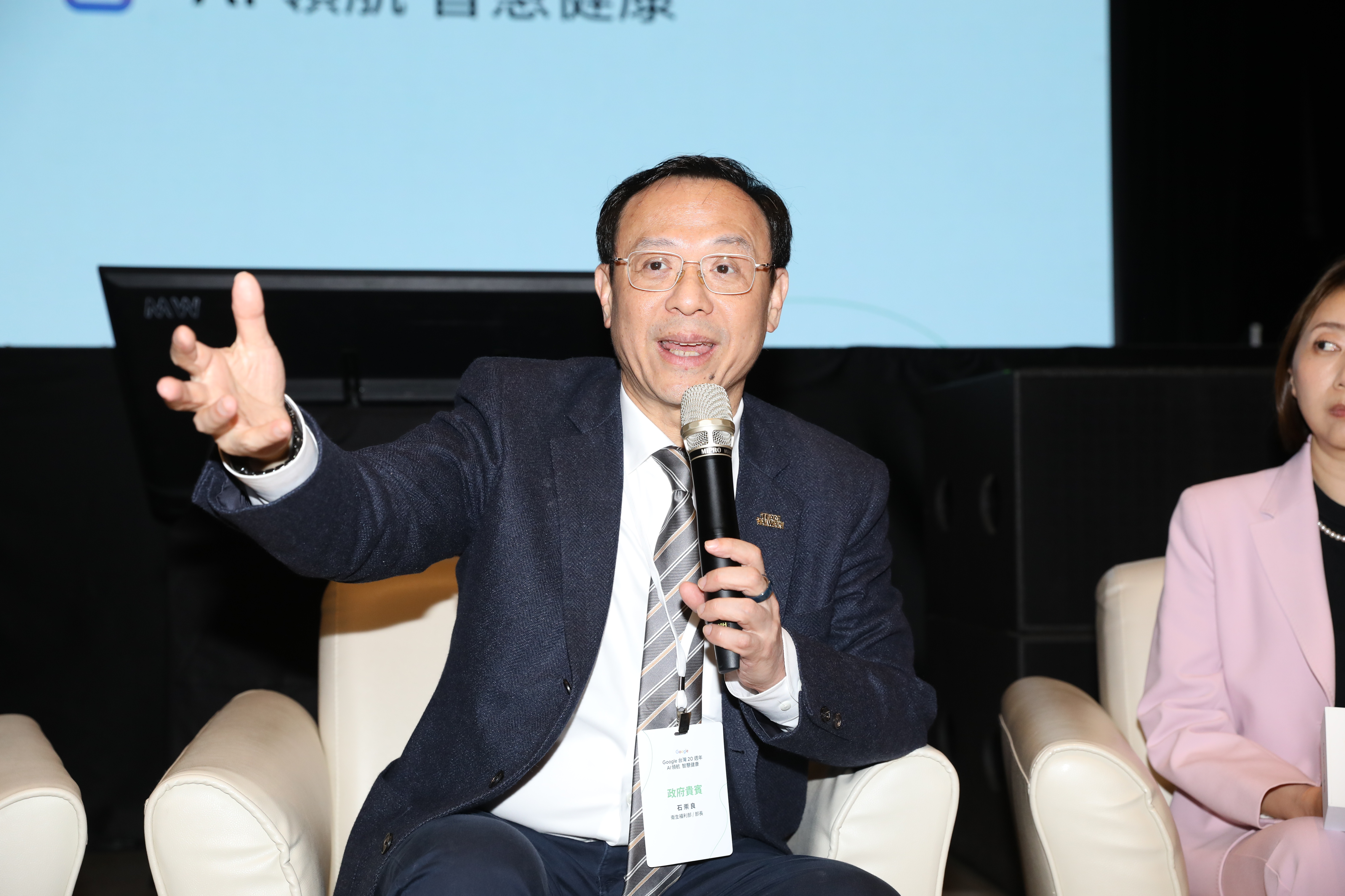 石崇良今日受訪為失言道歉，下秒卻又笑稱「…今天總統的宣示，一定值得大家再投他一次！」
（本刊資料照）