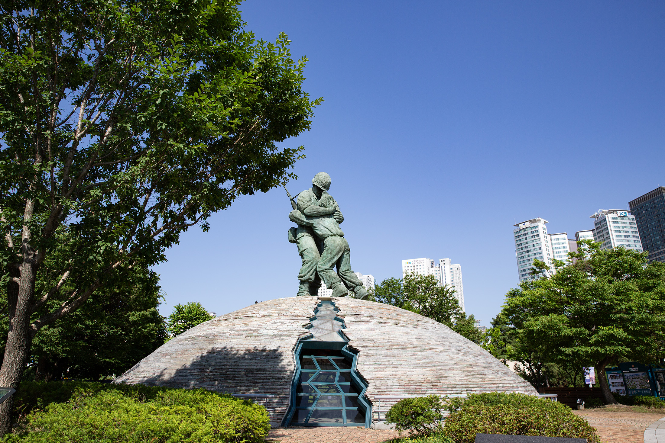 戶外廣場上的「兄弟像」，是這趟旅程最令人動容的畫面，濃縮了骨肉相殘的哀傷感。