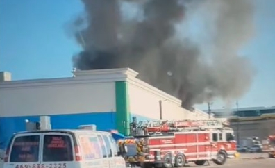 美國德州達拉斯的拉丁廣場購物中心3日傳出大火，濃煙造成寵物店動物們傷亡。（翻攝自facebook）