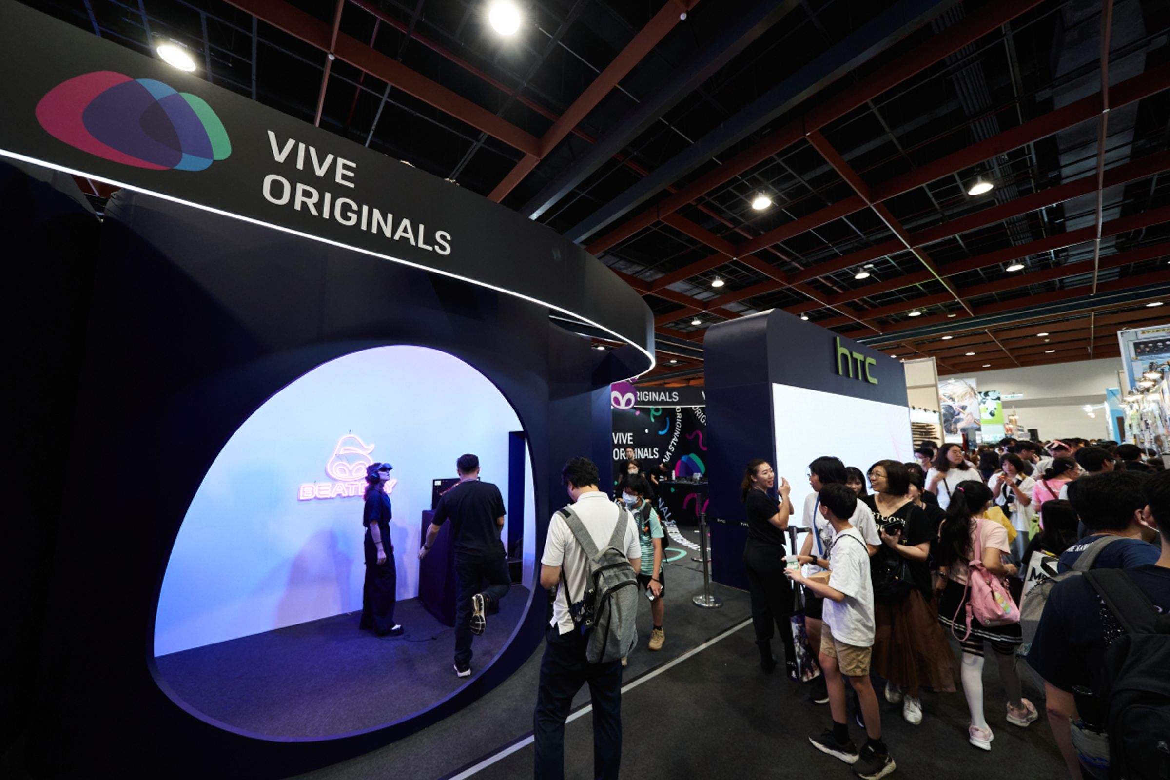 HTC VIVE ORIGINALS在今年的台北漫博會舉辦「VDay誕生日」活動，吸引大批參觀民眾排隊體驗。（HTC VIVE ORIGINALS提供）