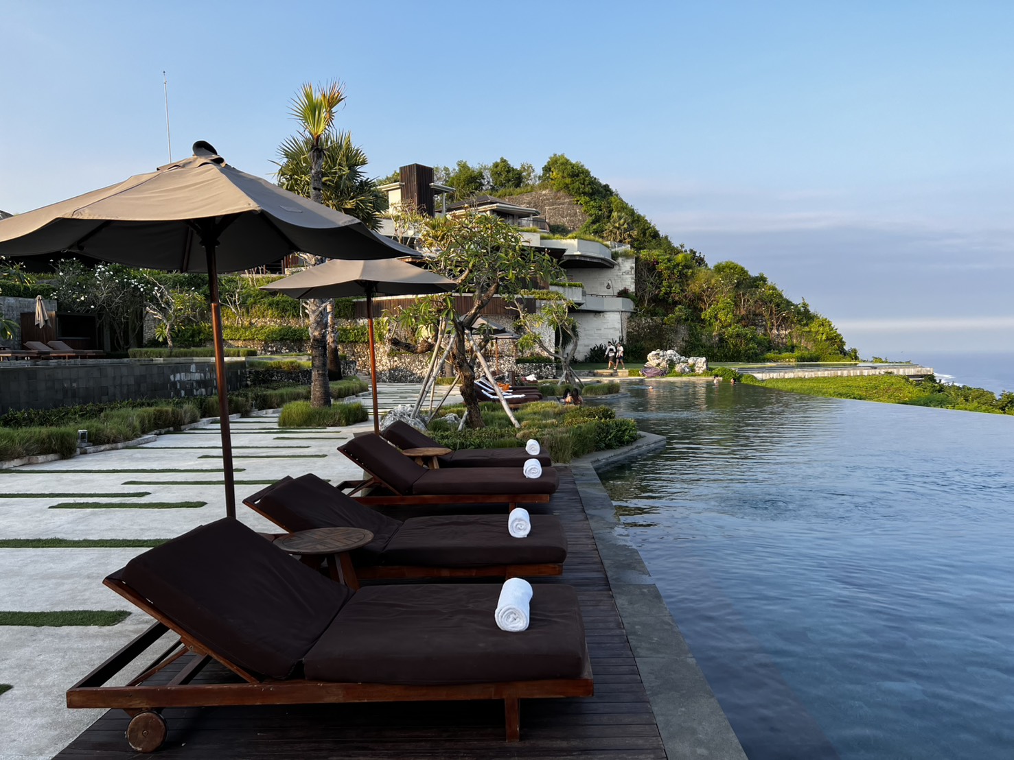 「寧靜日」這種極致的安靜反而成為一種另類奢華，吸引各國觀光客拜訪。